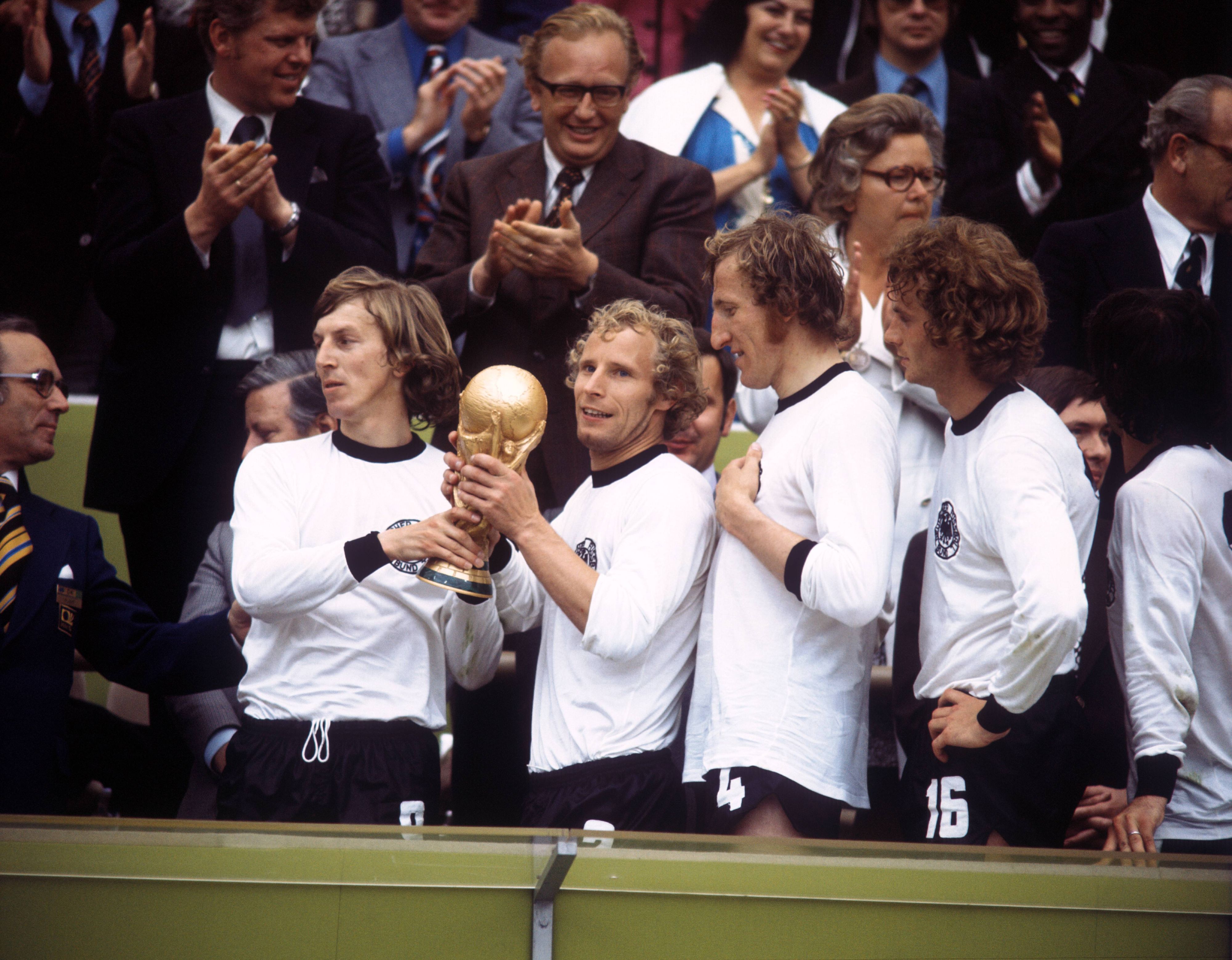 Jürgen Grabowski (li.) und Hans Hubert Berti Vogts zusammen mit u.a. Rainer Bonhof (2.v.re.) und Hans Georg Schwarzenbeck (3.v.re.) nach dem WM-Triumph in München.
