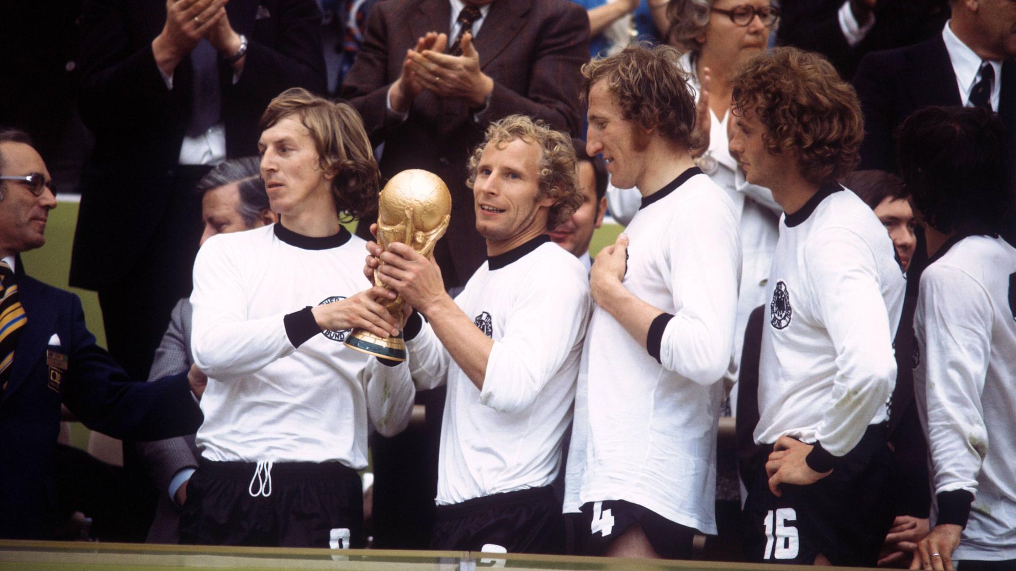 Jürgen Grabowski (li.) und Hans Hubert Berti Vogts zusammen mit u.a. Rainer Bonhof (2.v.re.) und Hans Georg Schwarzenbeck (3.v.re.) nach dem WM-Triumph in München.