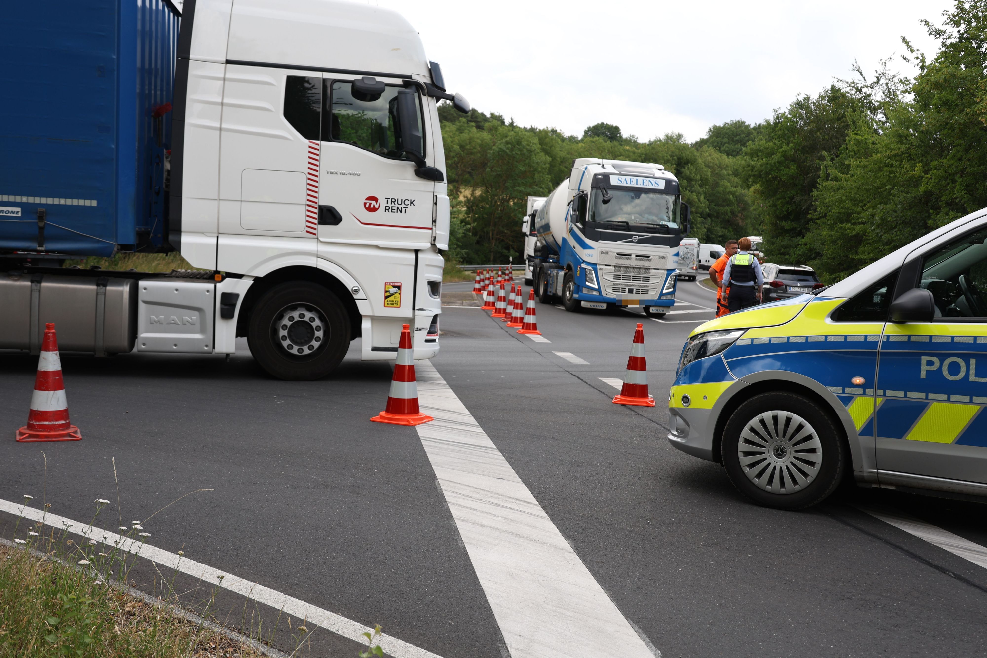 Die Polizei regelt den Lkw-Verkehr an der Abfahrt.