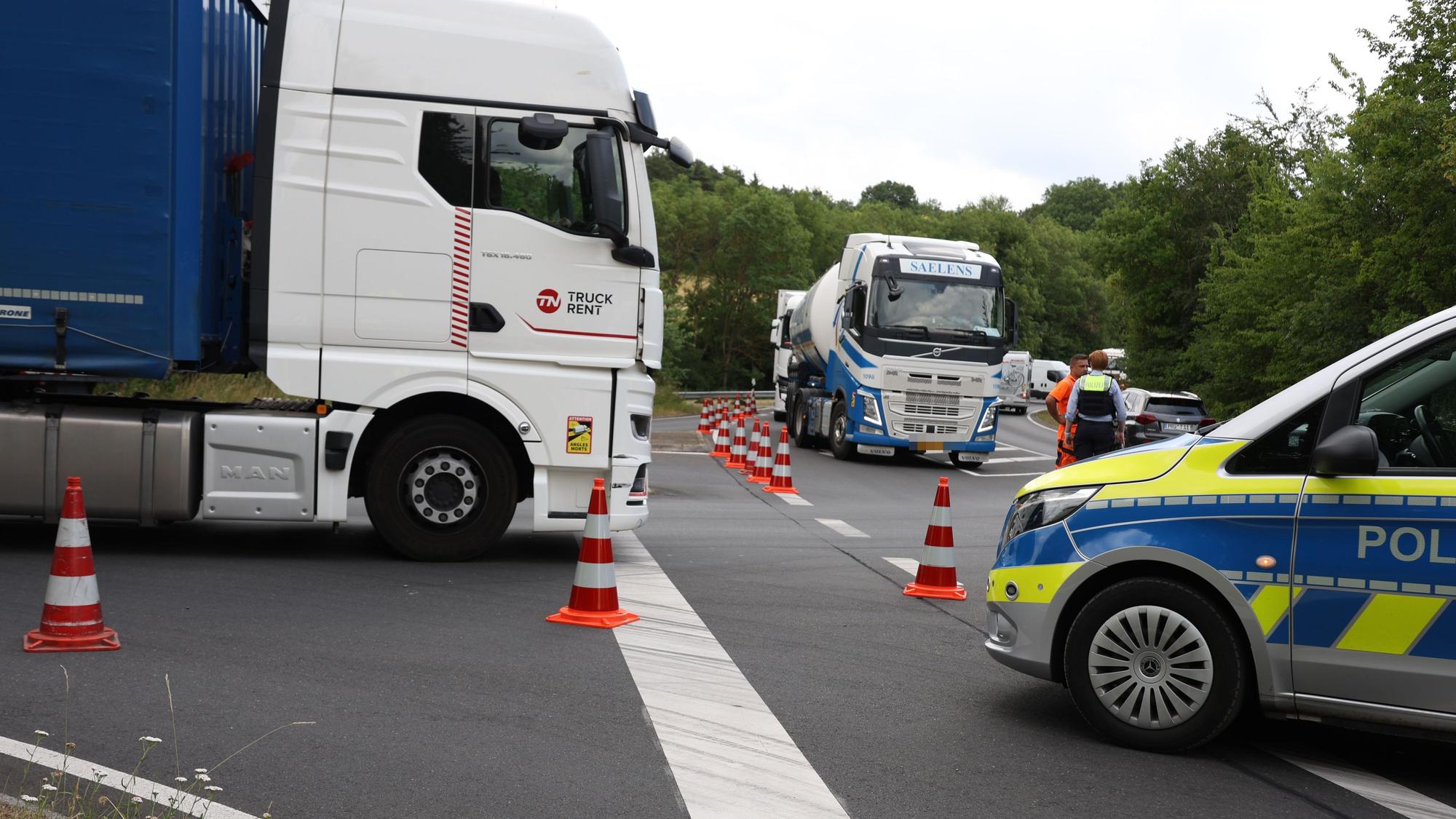 Die Polizei regelt den Lkw-Verkehr an der Abfahrt.