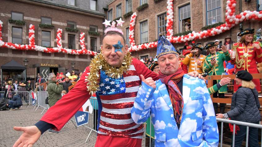 Jacques Tilly und sein Freund, der Kabarettist Jürgen Becker