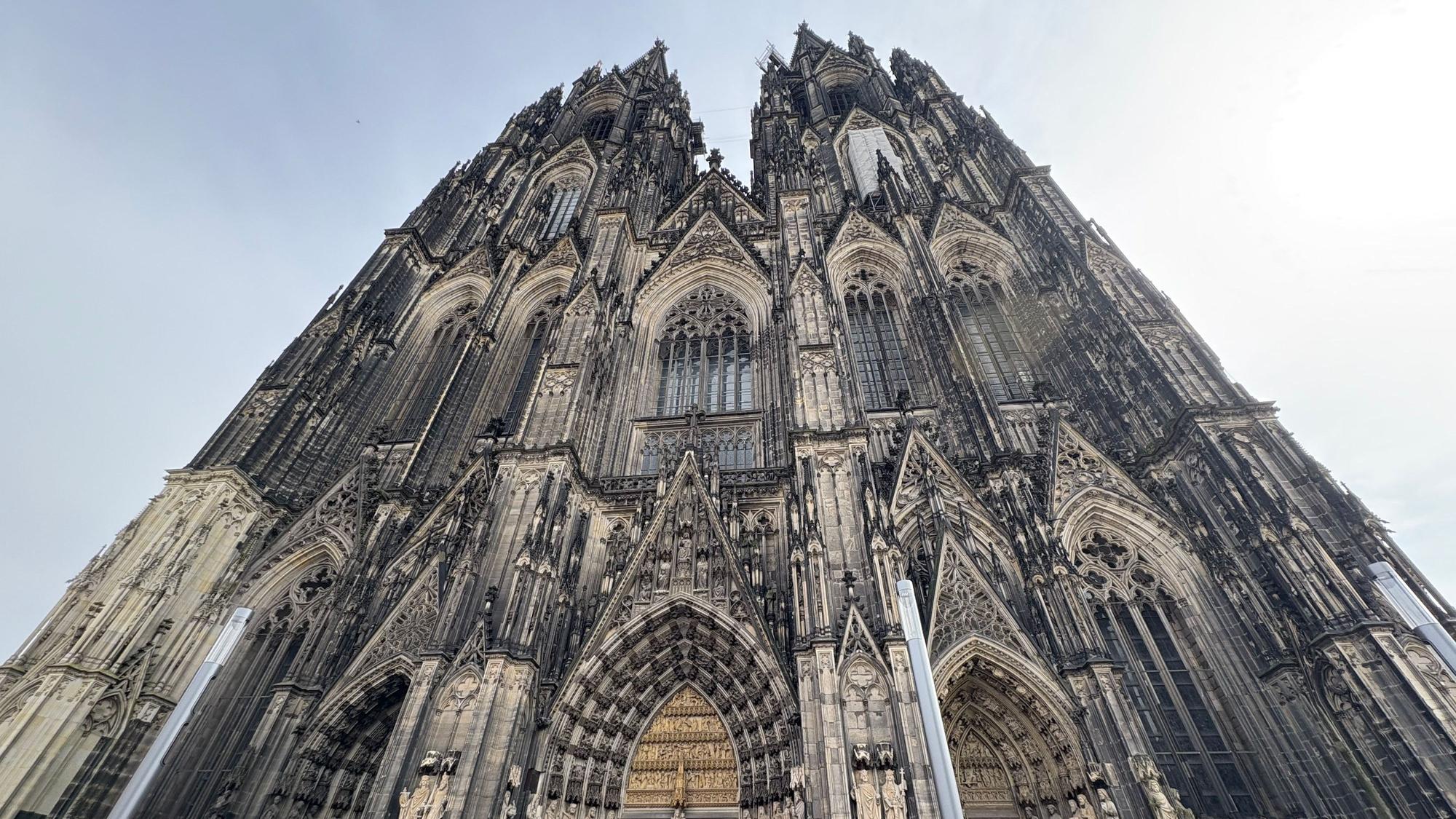 Der Kölner Dom von vorne. (Archivbild)