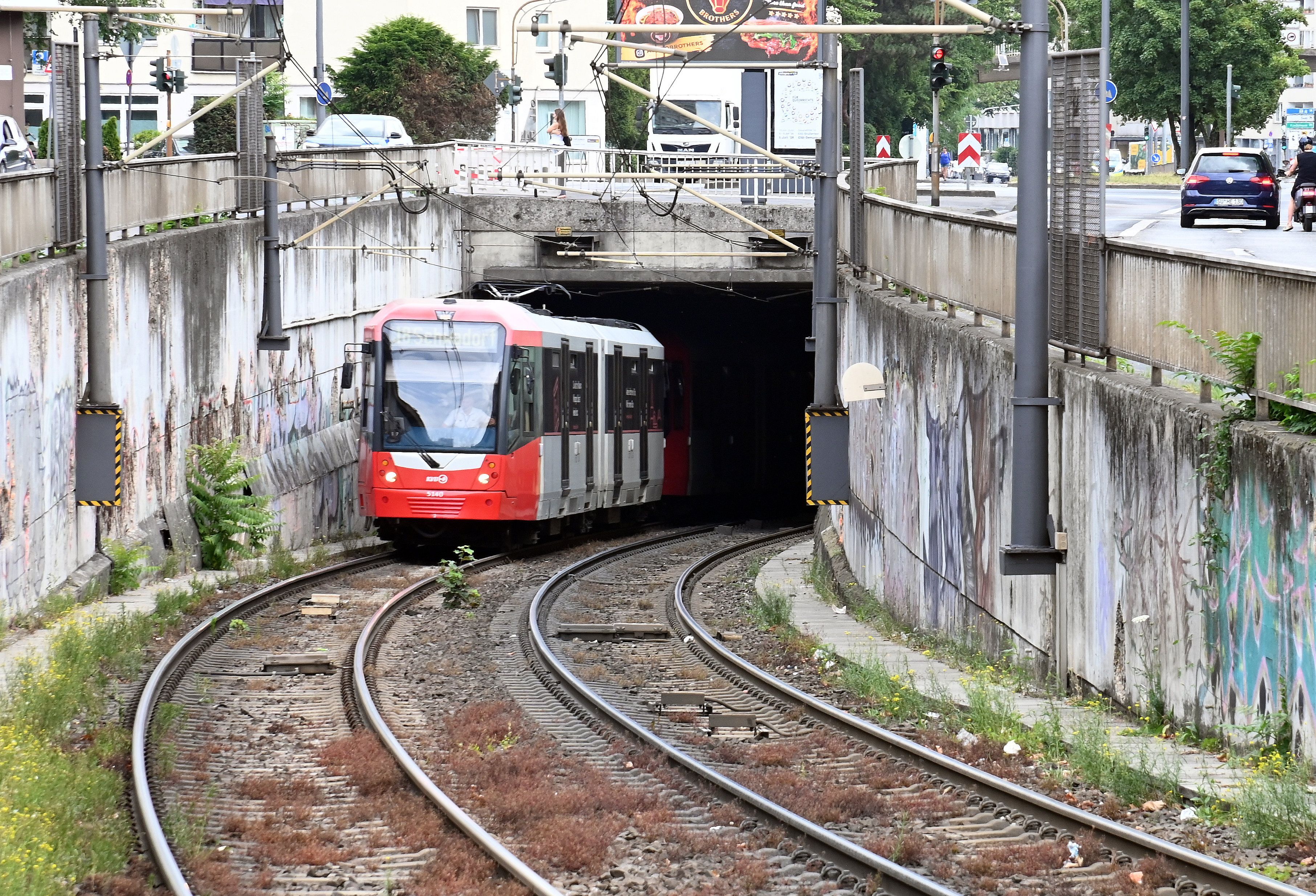 Die Stadt Köln muss die Rampe zum Innenstadttunnel am Barbarossaplatz sanieren.