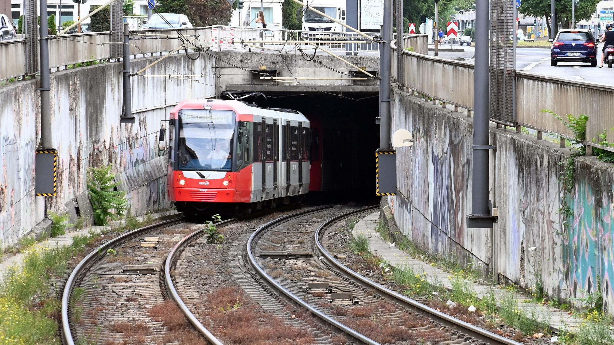 Die Stadt Köln muss die Rampe zum Innenstadttunnel am Barbarossaplatz sanieren.