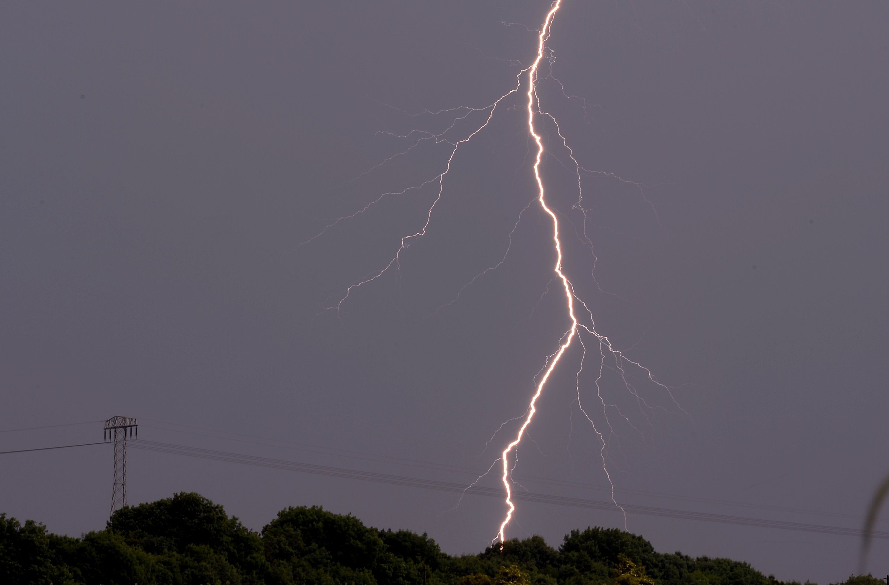Über Köln ist am Wochenende kein Unwetter niedergegangen – ein Video suggeriert das aber (Symbolbild).