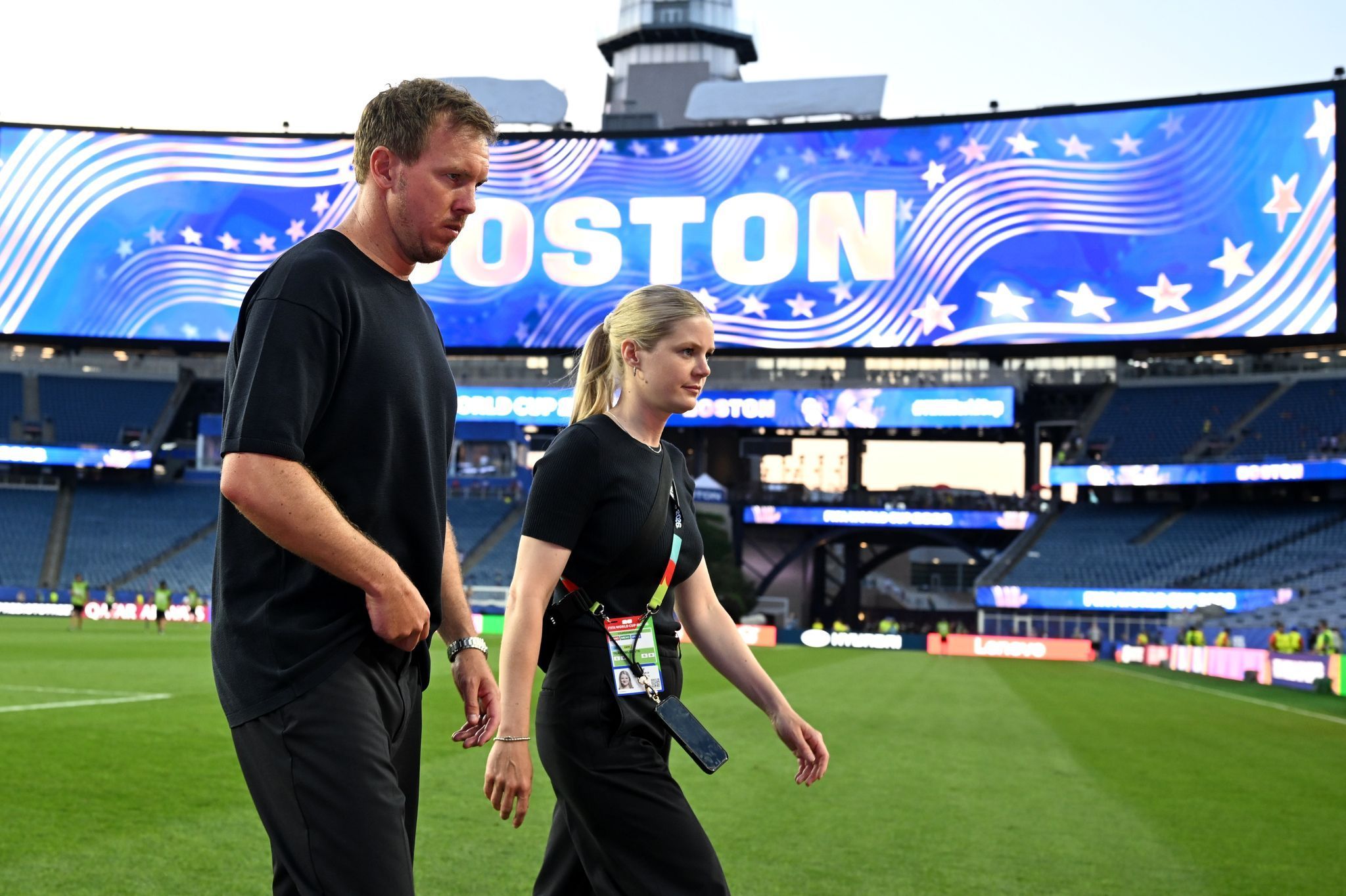 Julian Nagelsmann (l) nach dem WM-Aus im Boston Stadium. Wohin führt sein Weg?