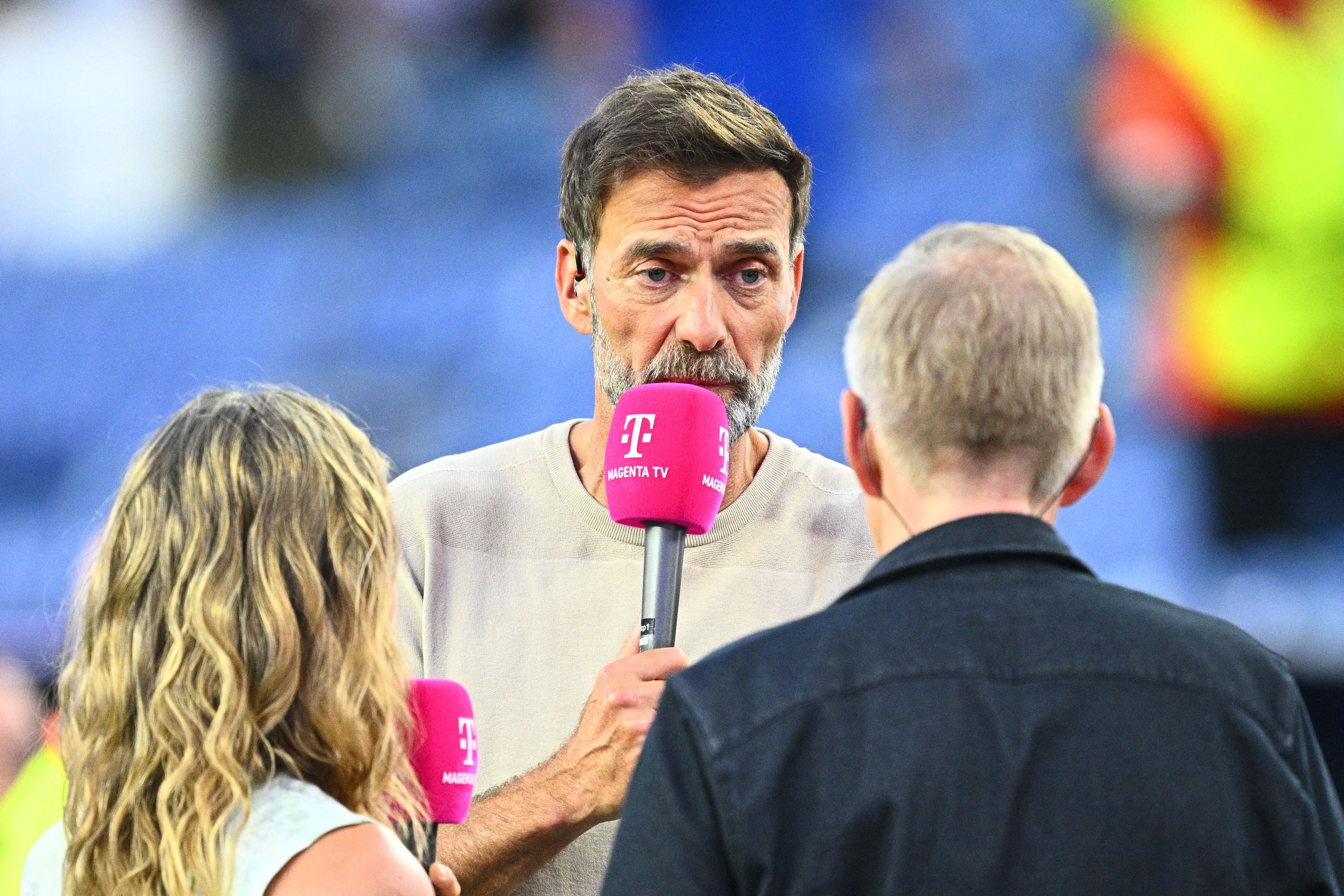 Jürgen Klopp, TV-Experte bei „MagentaTV“, ist nach dem DFB-Aus bei der WM im Gespräch mit Kollegin Tabea Kemme und Moderator Johannes B. Kerner.