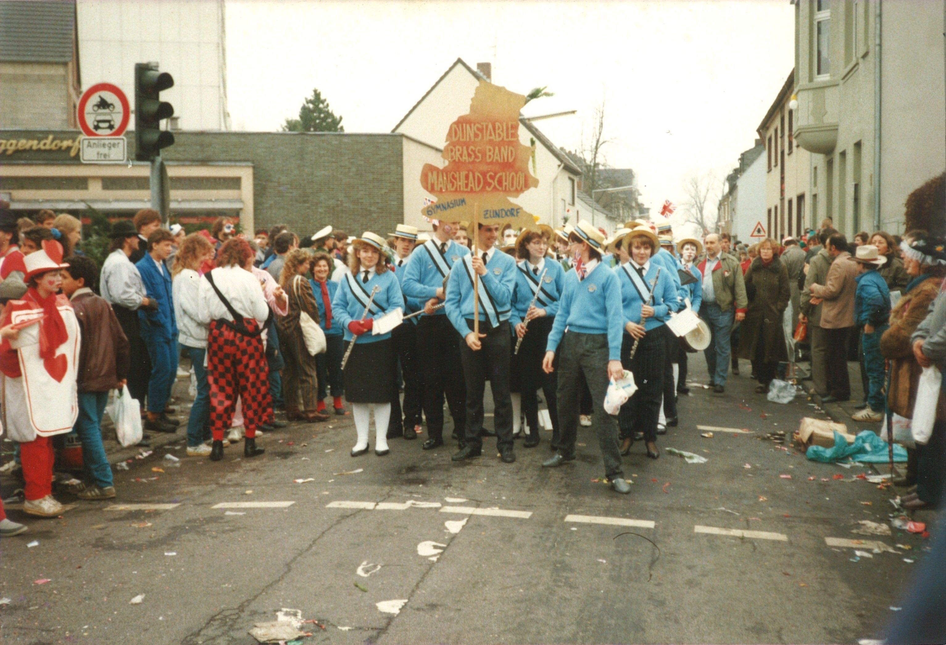 Im Porzer Karnevalszug ging 1987 eine Gruppe aus der englischen Partnerstadt Dunstable mit. Die Schülerinnen und Schüler lernten den rheinischen Frohsinn kennen.