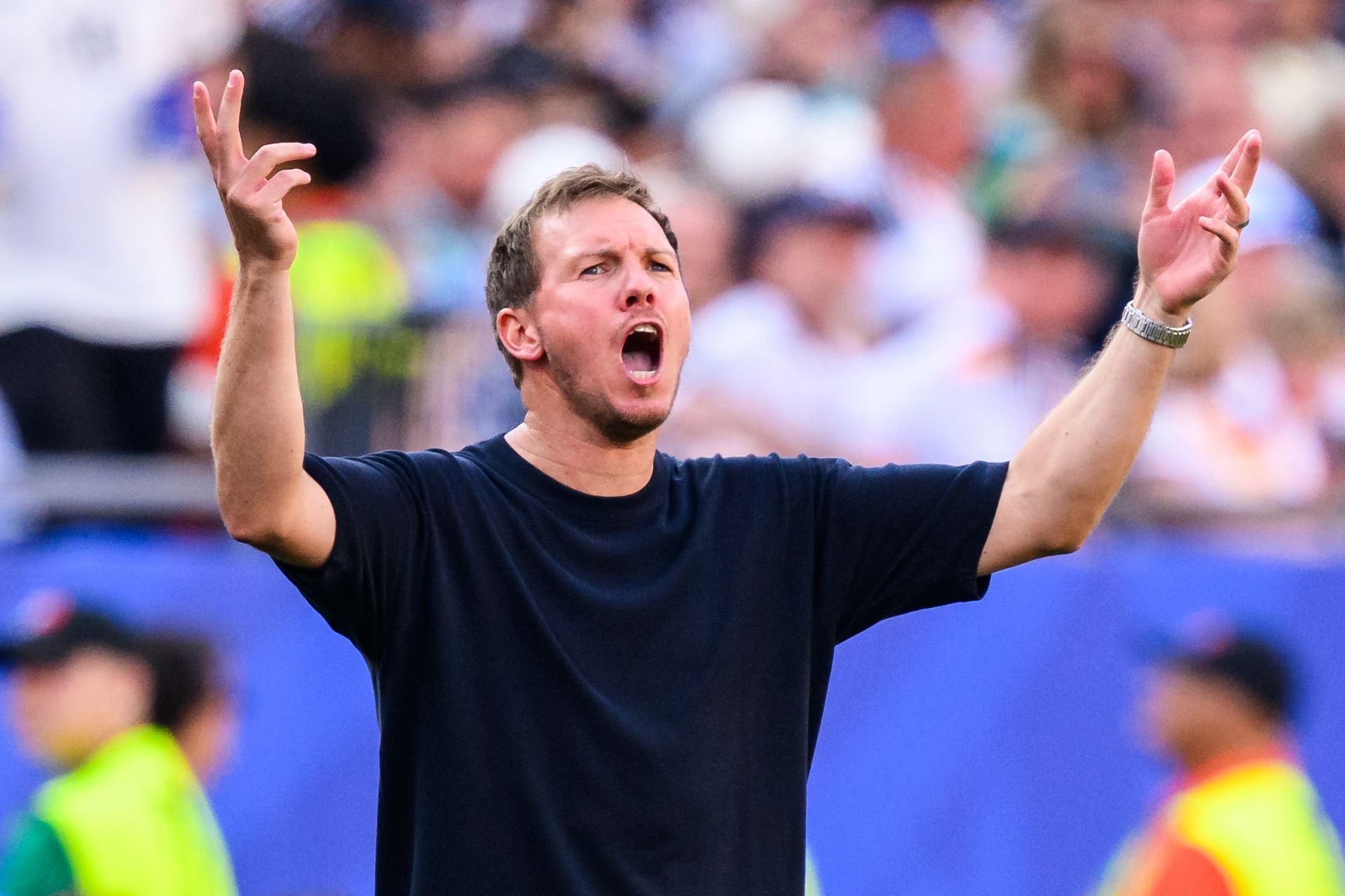 Bundestrainer Julian Nagelsmann gestikuliert.