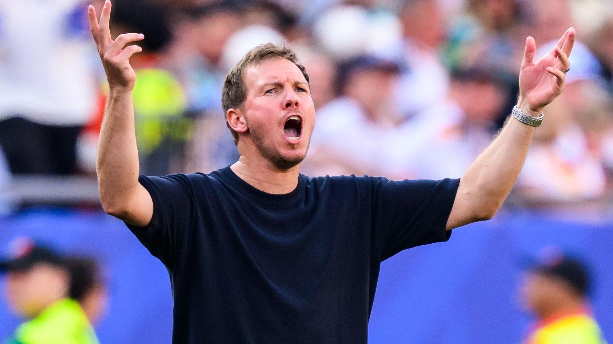 Bundestrainer Julian Nagelsmann gestikuliert.