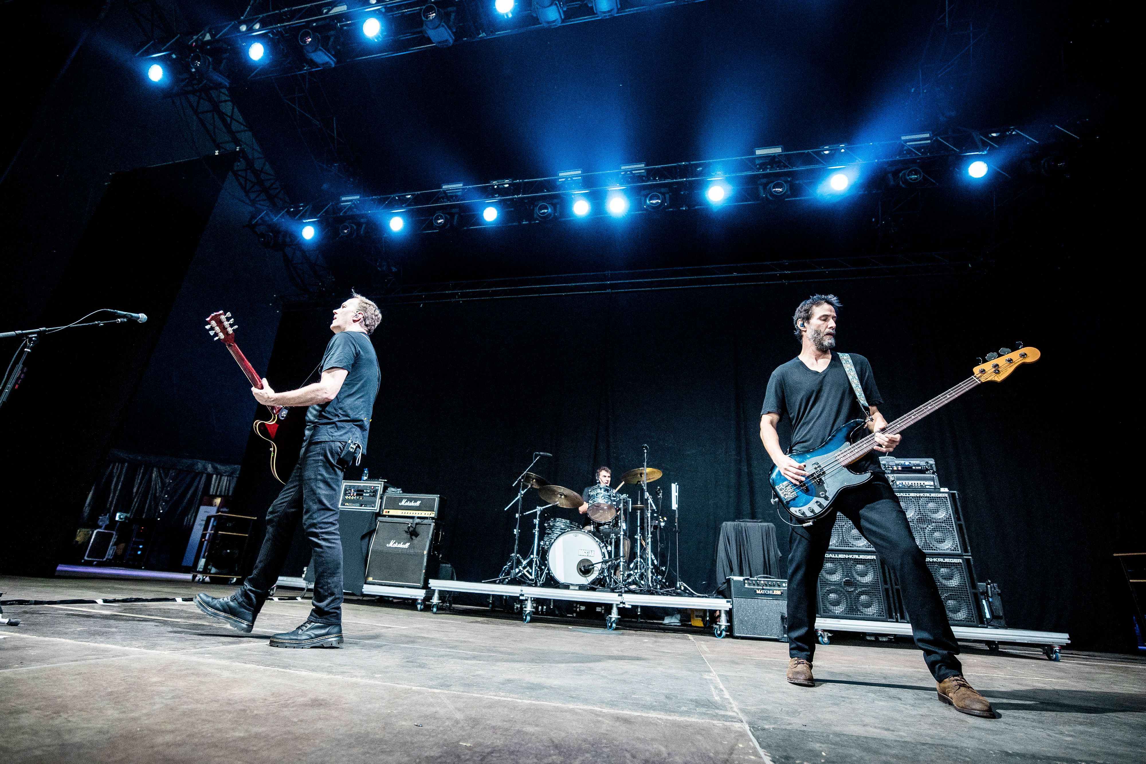 Keanu Reeves (r.) am 27. Juni bei seinem Auftritt mit Dogstar in Odense. Links Sänger und Gitarrist Bret Domrose.