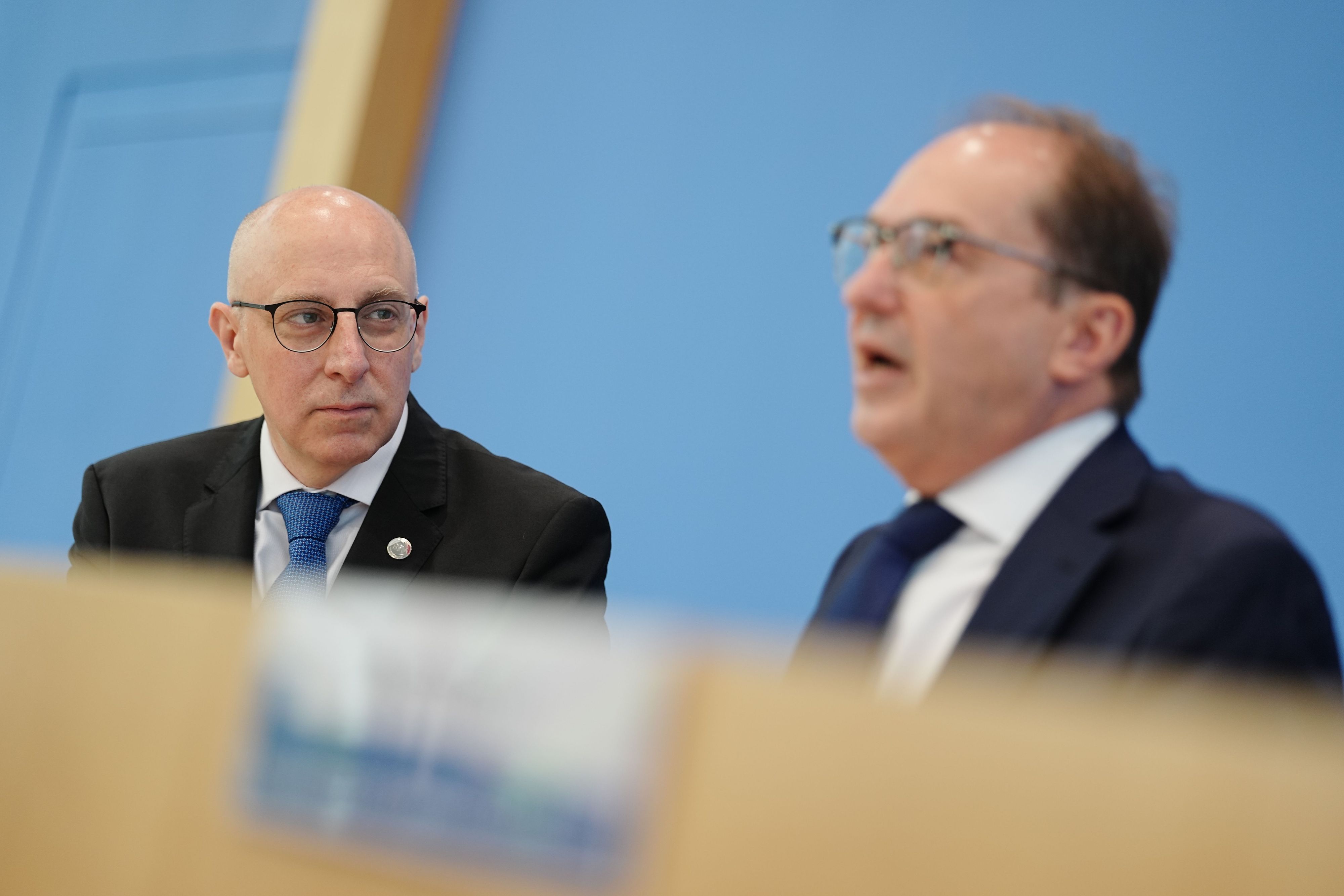 Alexander Dobrindt (CSU, r), Bundesinnenminister, und Sinan Selen, Präsident des Bundesamtes für Verfassungsschutz (BfV), stellen den Verfassungsschutzbericht 2025 vor.