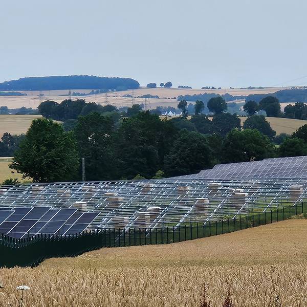 Die Baustelle eines neuen Solarparks bei Scheven.