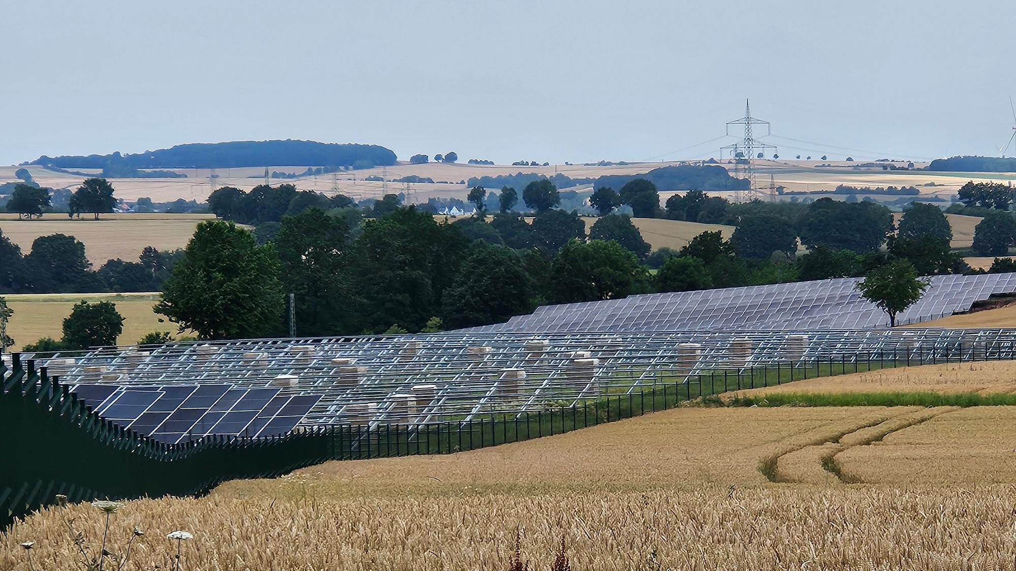 Die Baustelle eines neuen Solarparks bei Scheven.