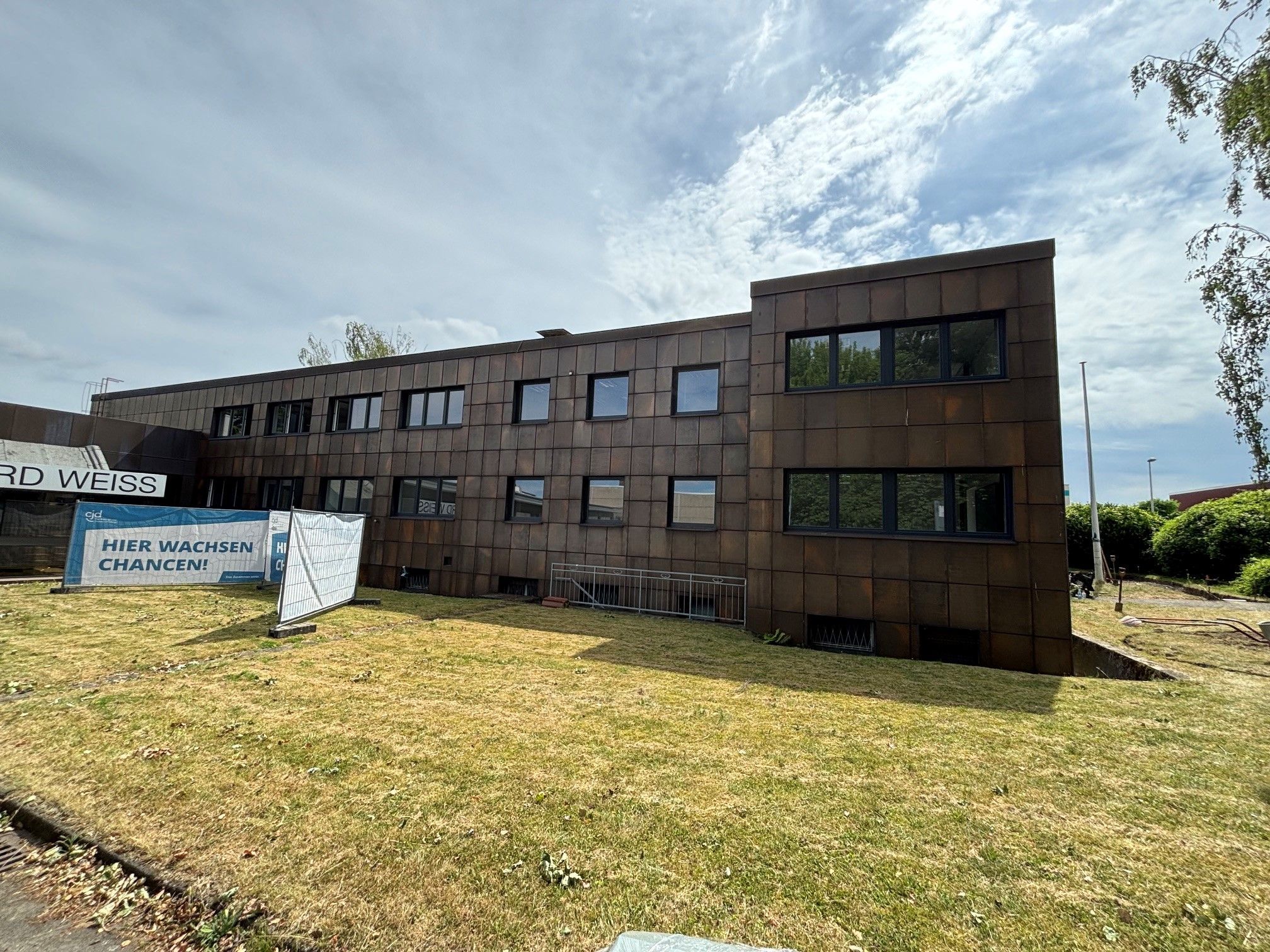 Auf dem Bild ist ein Gebäude zu sehen, in dem der Campus entstehen soll.