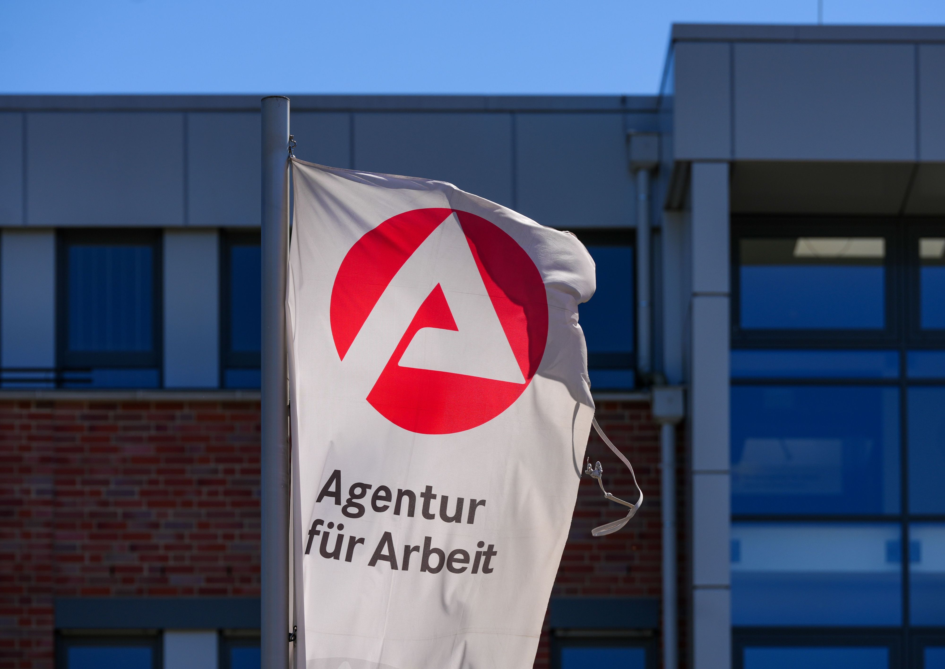 Eine Flagge mit dem Logo der Arbeitsagentur und dem Schriftzug „Agentur für Arbeit“.
