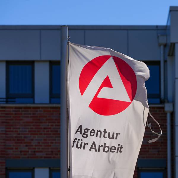 Eine Flagge mit dem Logo der Arbeitsagentur und dem Schriftzug „Agentur für Arbeit“.