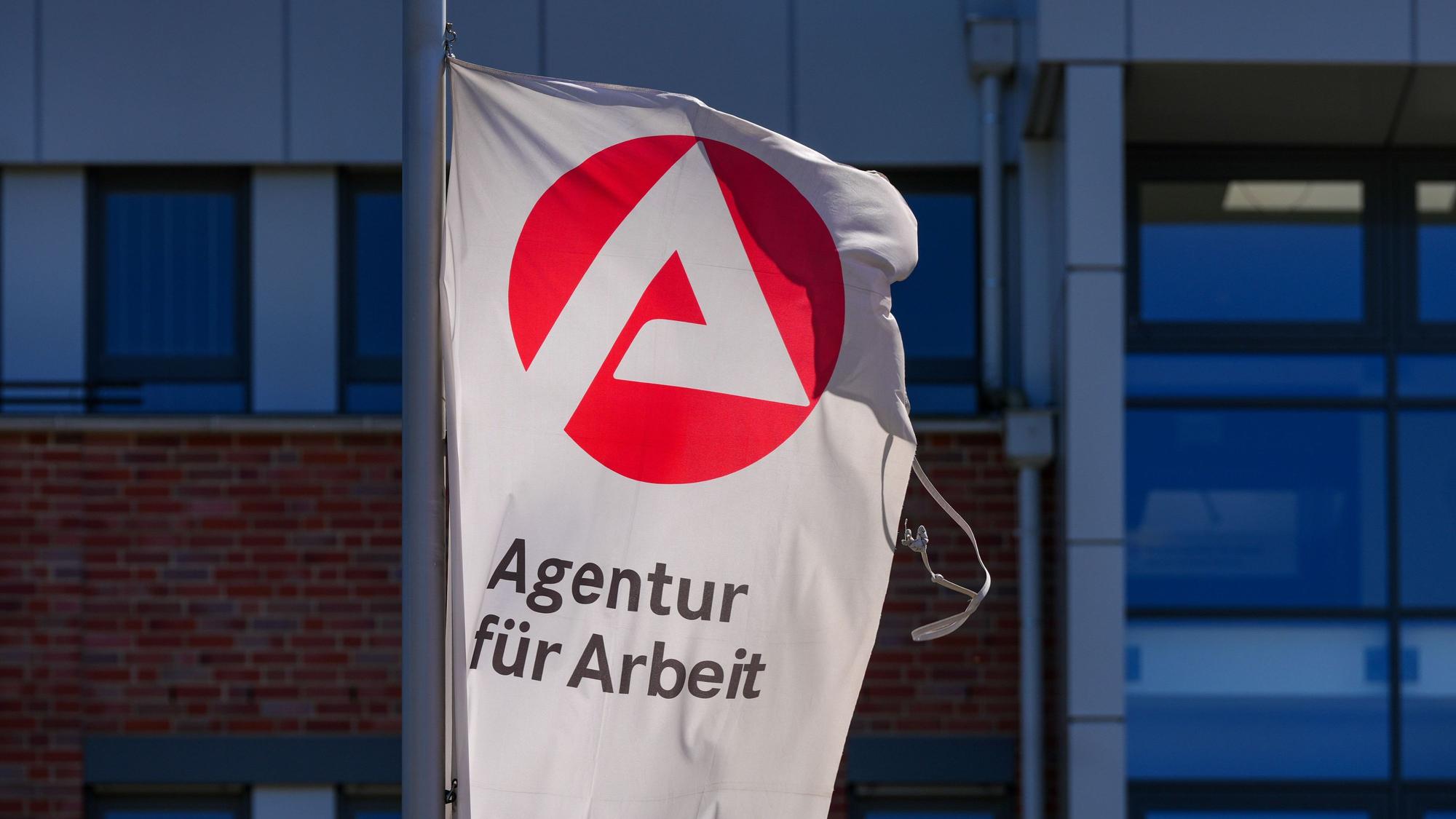 Eine Flagge mit dem Logo der Arbeitsagentur und dem Schriftzug „Agentur für Arbeit“.