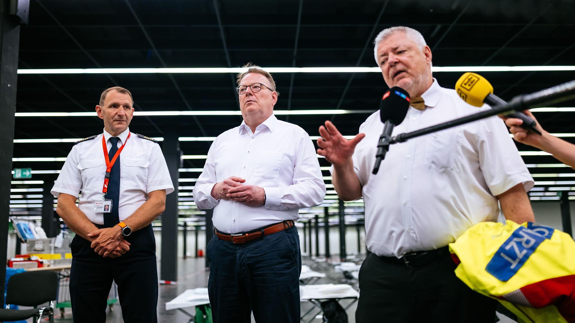 Um die Krankenhäuser zu entlasten, wurde in Köln bei der Hitze-Welle Ende Juni ein Notfallversorgungszentrum in einer Messehalle eingerichtet. Der Leiter der Kölner Feuerwehr, Christian Miller, Kölns Oberbürgermeister Torsten Burmester und der Leiter des Kölner Rettungsdienstes, Alex Lechleuthner, stellten es vor.