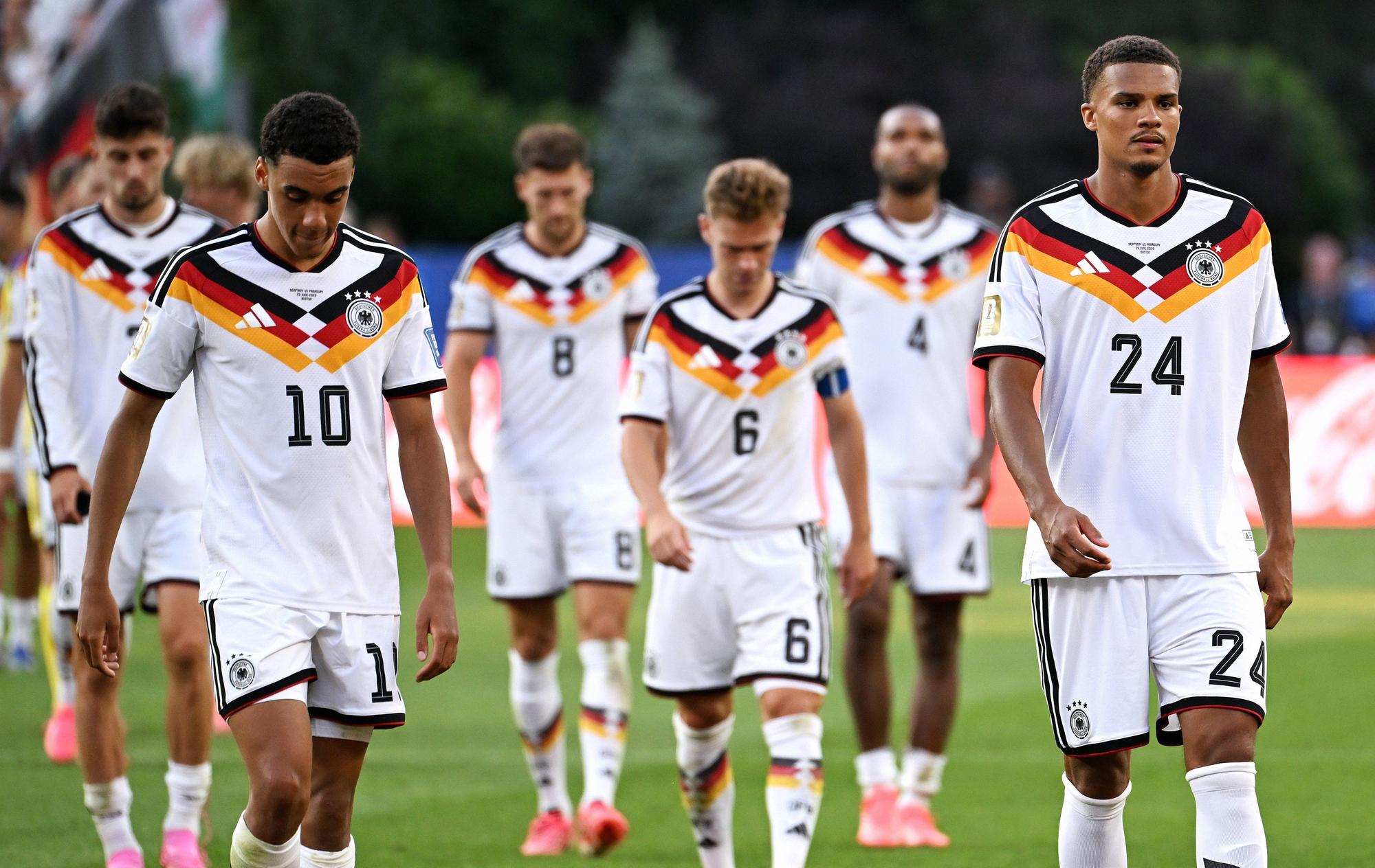 Malick Thiaw, Joshua Kimmich, Jamal Musiala gehen nach dem WM-Aus enttäuscht vom Feld.