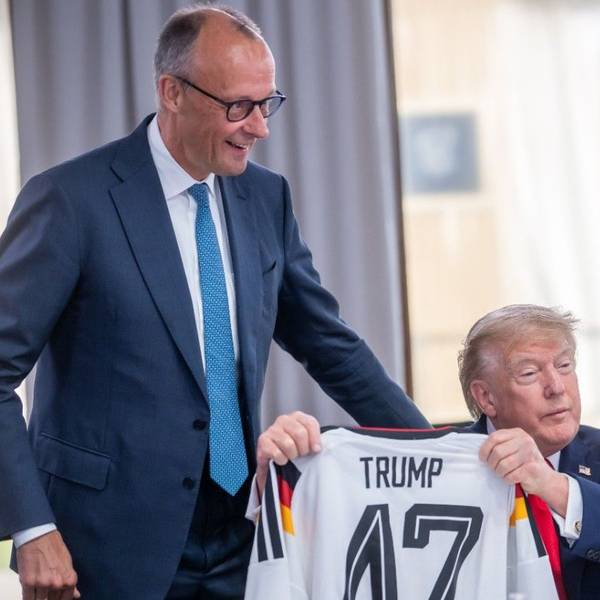 Vor zwei Wochen schenkte Bundeskanzler Friedrich Merz (l, CDU) ein DFB Fußball-Trikot an US-Präsident Donald Trump mit der Rückennummer 47. Für seinen Post zum Aus der DFB-Elf bei derm WM erntete Merz Unverständnis.