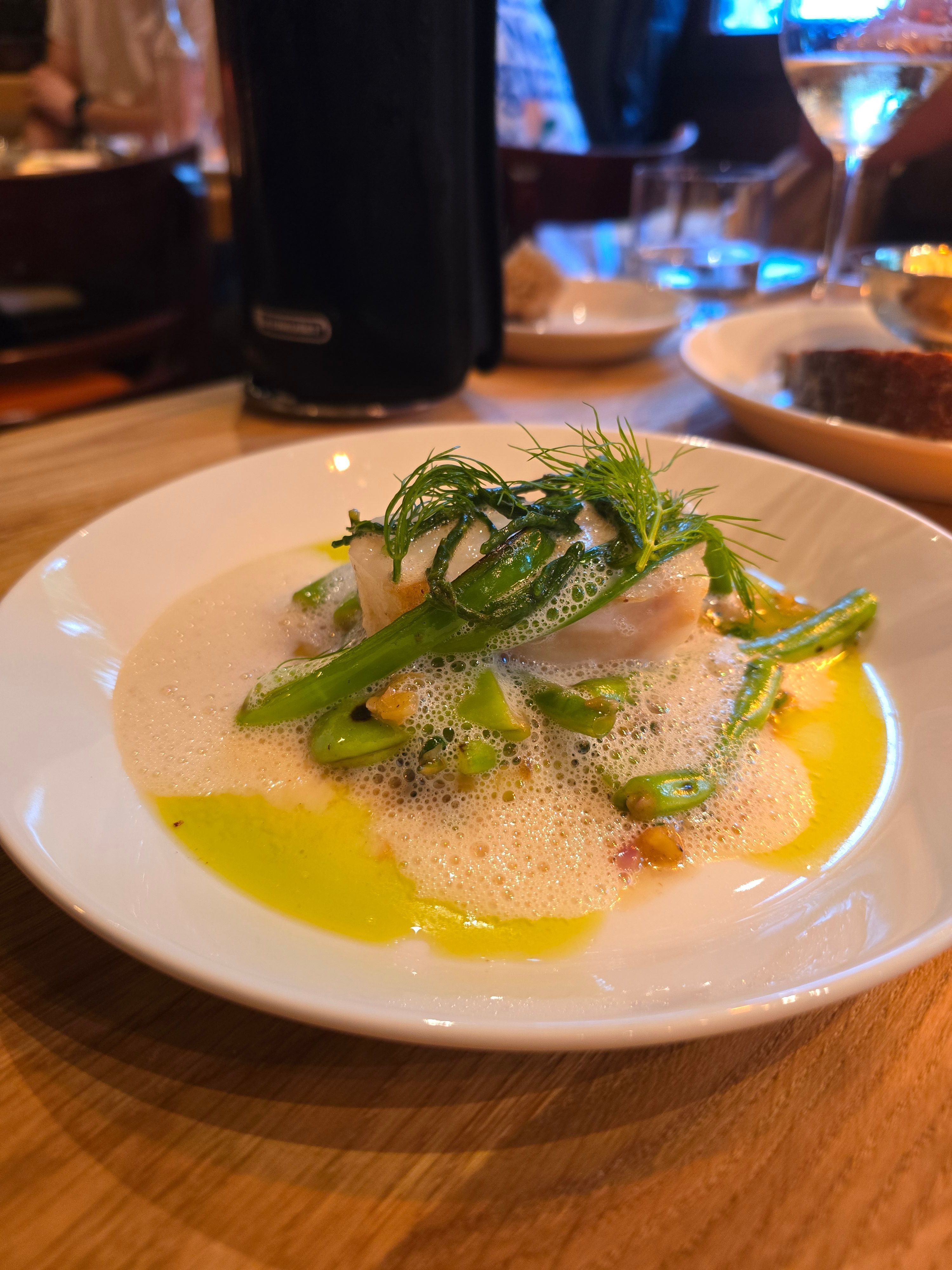 Der Fisch des Tages: ein glasig gegarter Kabeljau mit Bohnen, Salicorn, Dill und Frühlingslauch