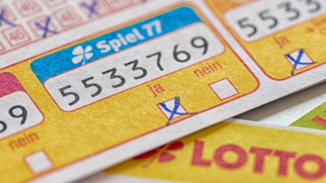 Das Bild zeigt einen Lottoschein mit mehreren angekreuzten Zahlen und dem Zusatzspiel "Spiel 77", das mit "Ja" angekreuzt wurde.