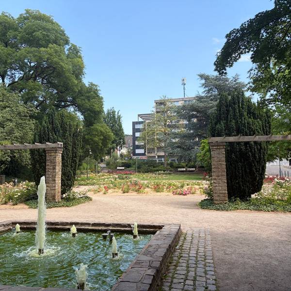 Im Gladbacher Rosengarten sprudelt ein Brunnen.