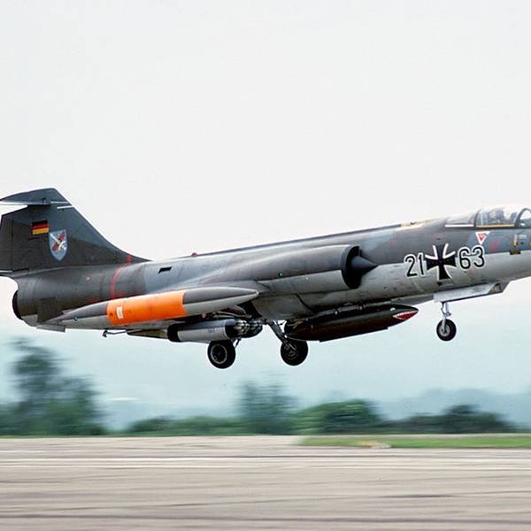 Ein Flugzeug des Typs F-104G bei der Landung auf dem Fliegerhorst in Nörvenich.