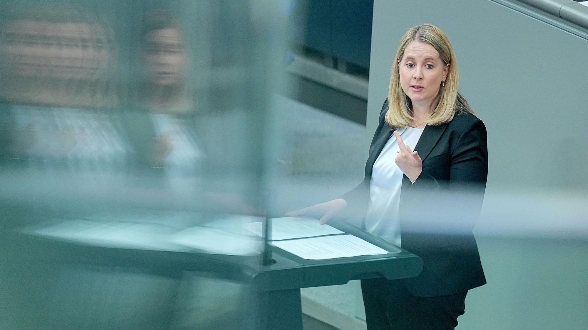 Bauministerin Verena Hubertz will leere Bürogebäude als neuen Wohnraum aktivieren. (Archivbild)