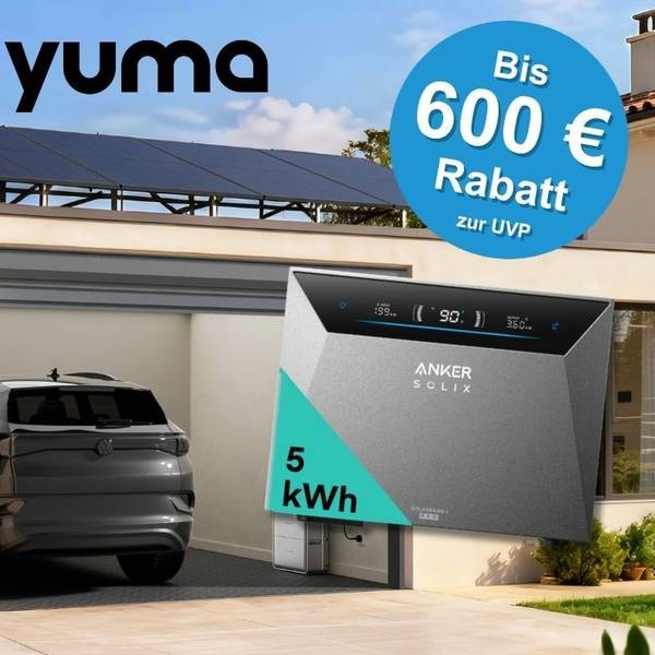 Produktvergleich bei Yuma: Jackery SolarVault 3 Pro Max Speicher (5 kWh, links) und Anker Solix Solarbank 4 Pro (5 kWh, rechts) vor einem modernen Einfamilienhaus mit offener Garage und Fahrzeug darin und Solaranlage auf dem Dach.
