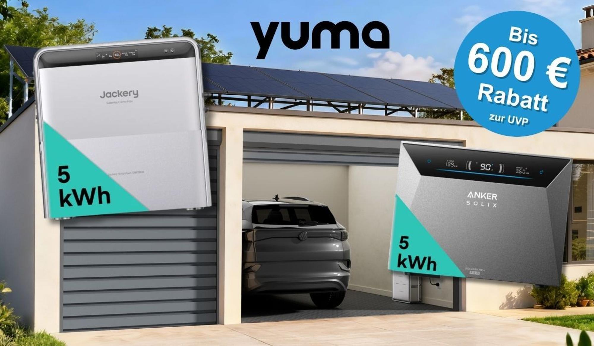 Produktvergleich bei Yuma: Jackery SolarVault 3 Pro Max Speicher (5 kWh, links) und Anker Solix Solarbank 4 Pro (5 kWh, rechts) vor einem modernen Einfamilienhaus mit offener Garage und Fahrzeug darin und Solaranlage auf dem Dach.