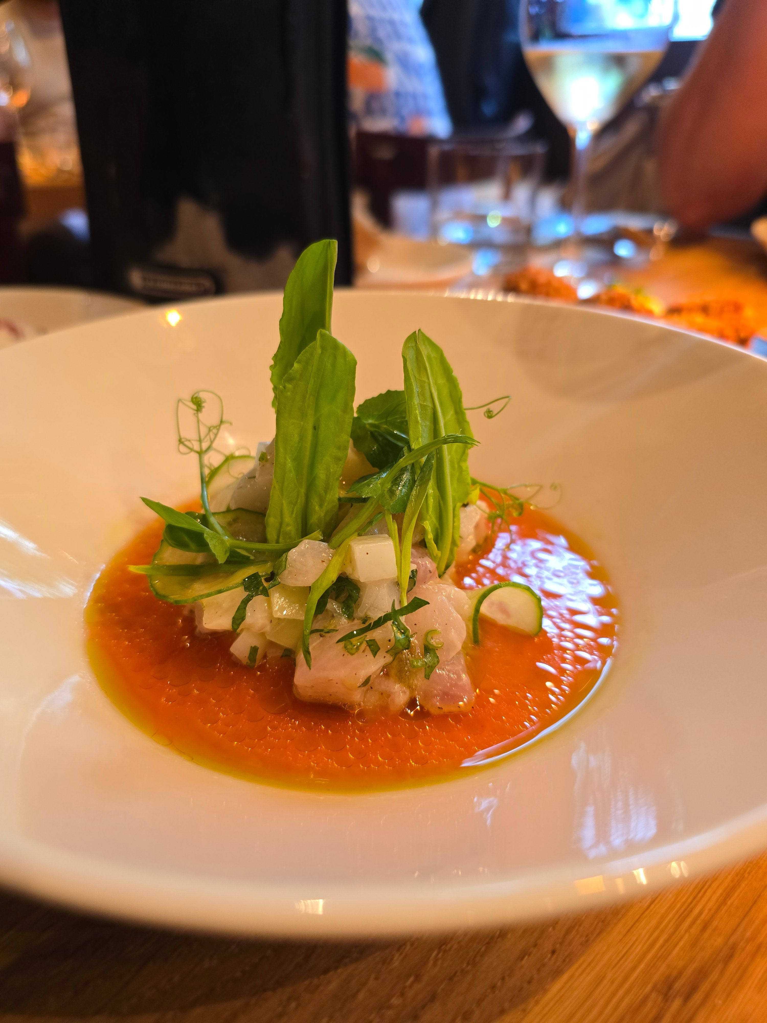 Gelbschwanzgarnele als grob geschnittenes Tartar mit Kohlrabiwürfeln. Der Kick: ein fruchtiger Erdbeersud.
