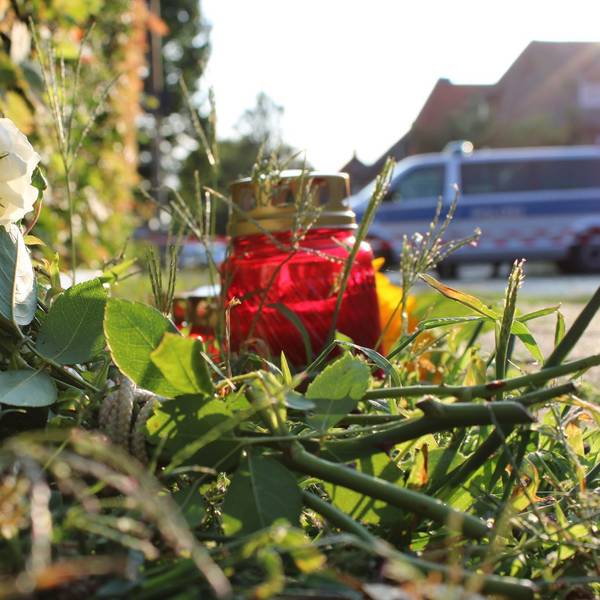 Blumen und Kerzen erinnern an die Opfer.