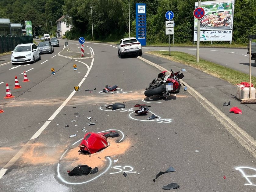 Bei einem Unfall auf der Landesstraße 336 in Höhe Wiehl-Neuklef ist ein 22 Jahre alter Motorradfahrer aus Wiehl am Dienstag schwer verletzt worden.