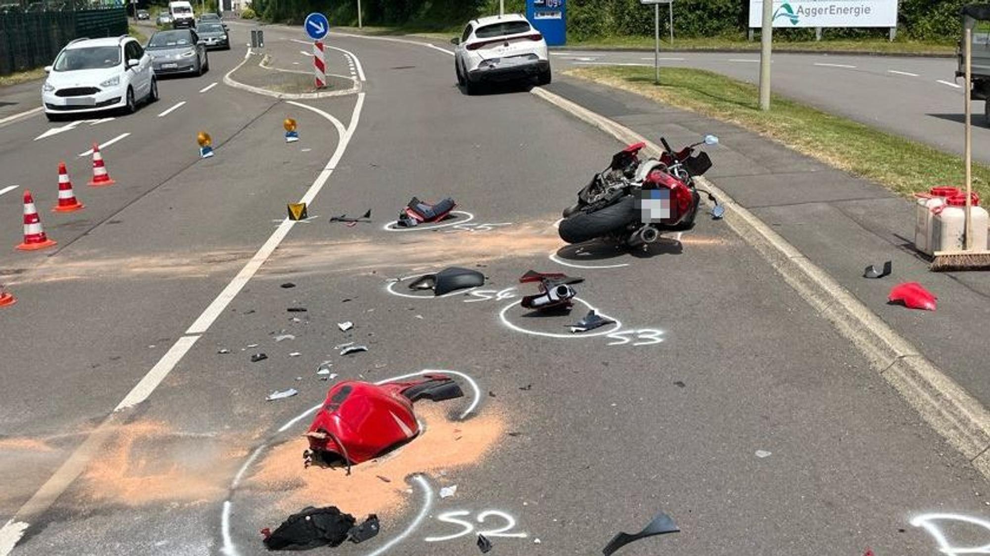 Bei einem Unfall auf der Landesstraße 336 in Höhe Wiehl-Neuklef ist ein 22 Jahre alter Motorradfahrer aus Wiehl am Dienstag schwer verletzt worden.