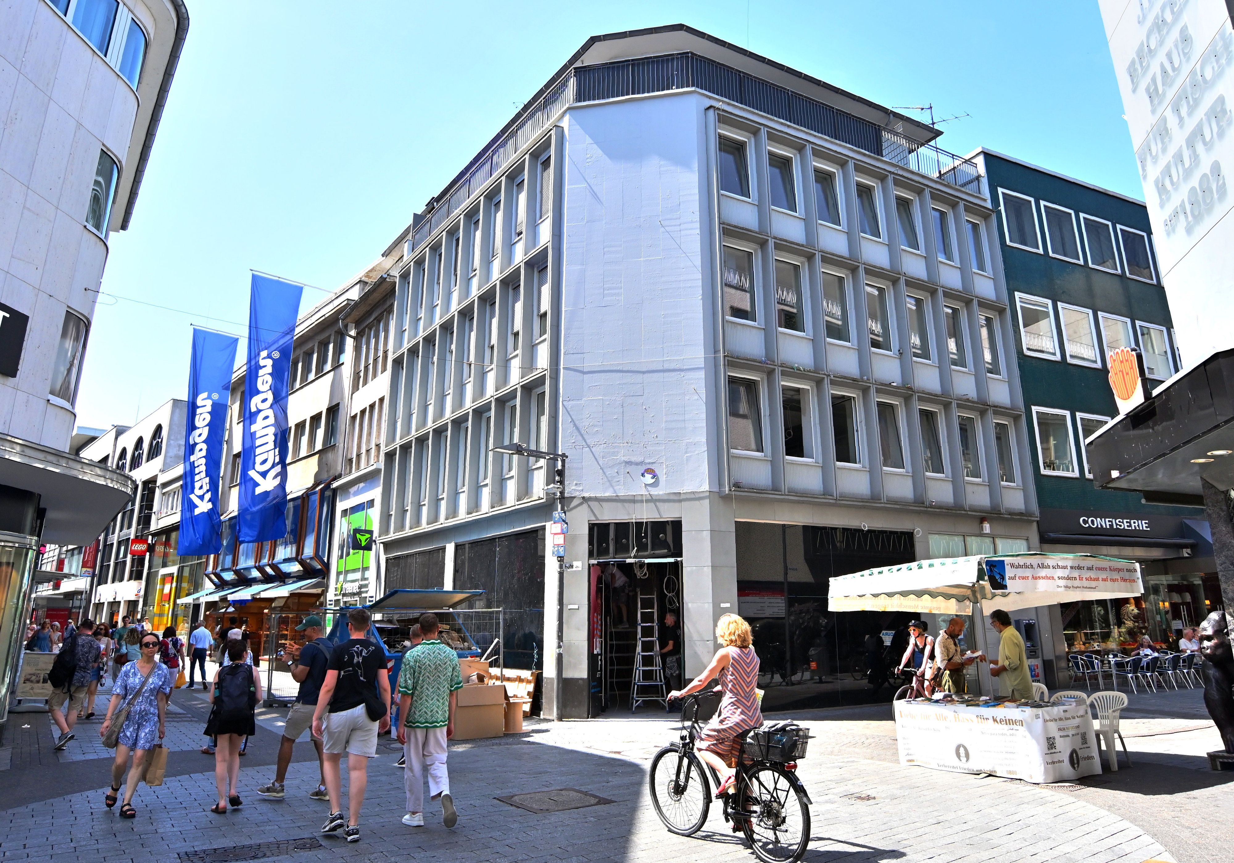 Im Leerstand an der Ecke Hohe Straße/ Brückenstraße beginnen nun endlich die Umbauten.