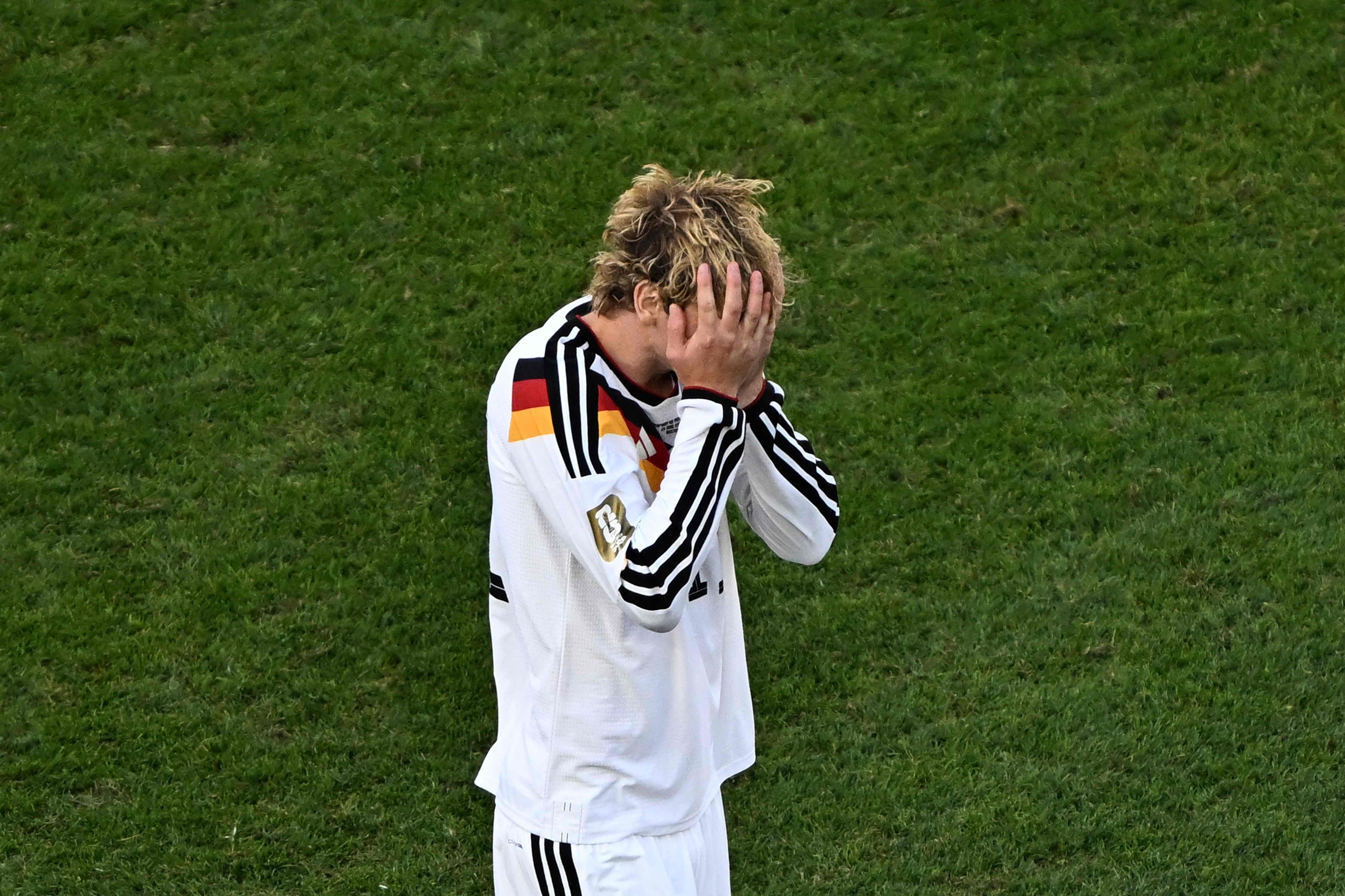 Nick Woltemade kann es nicht fassen. Auch sein Fehlschuss aus elf Metern trug zum Ausscheiden des deutschen Teams bei.