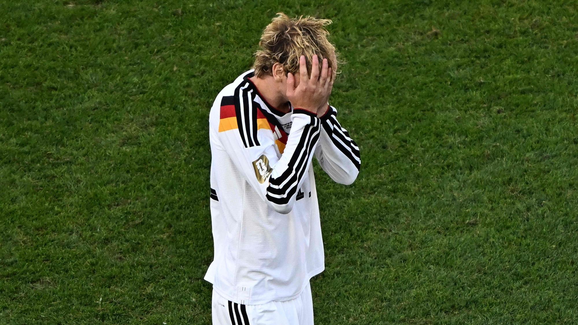 Nick Woltemade kann es nicht fassen. Auch sein Fehlschuss aus elf Metern trug zum Ausscheiden des deutschen Teams bei.