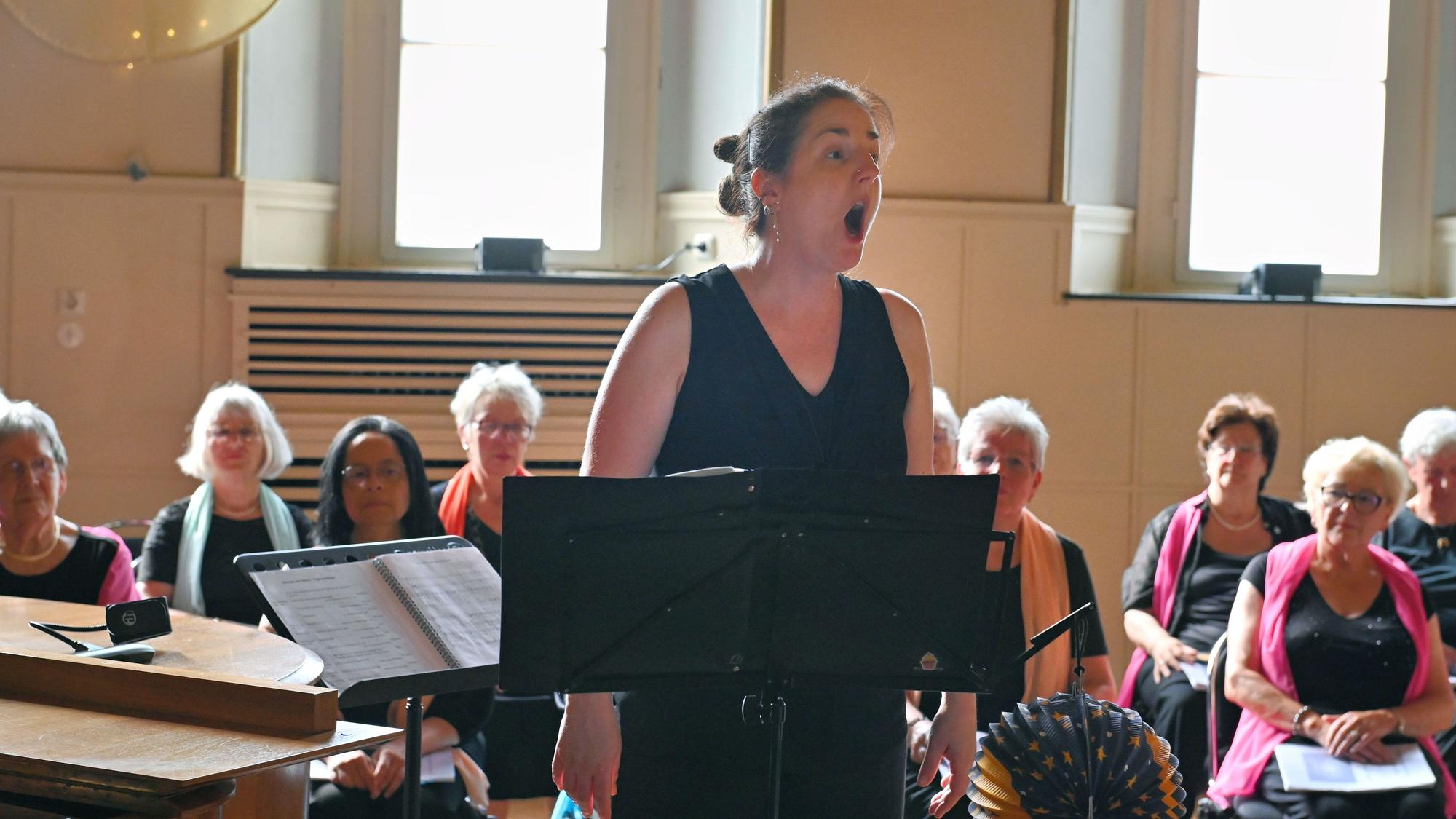 Sopranistin Daniela Bosenius steht an einem Notenständer und singt.