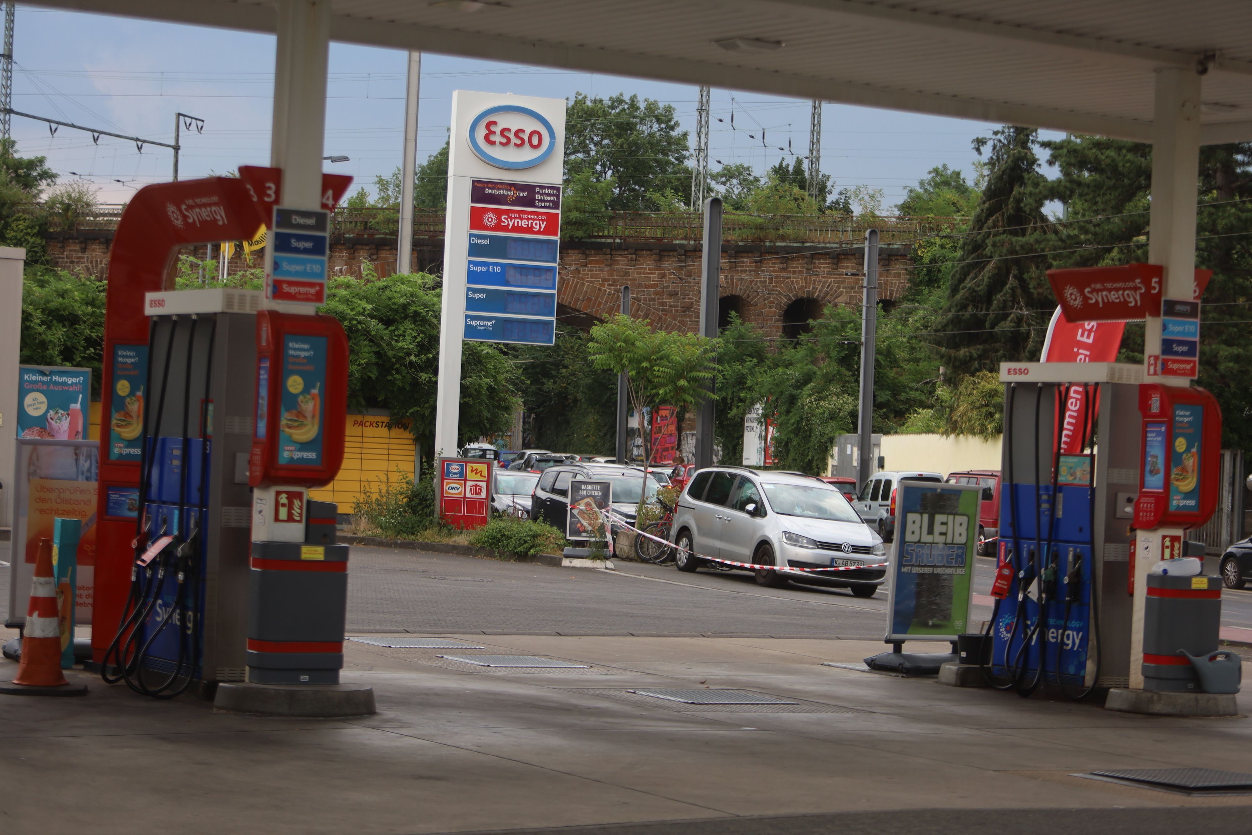 30.06.2026, Köln: Die Esso Tankstelle am Höninger Weg hat kein Sprit mehr. Foto: Arton Krasniqi