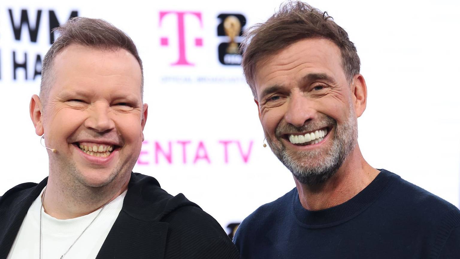 Wolff-Christoph Fuss (links) und Jürgen Klopp arbeiten bei der WM für den Streaming-Anbieter MagentaTV. (Bild: 2026 Getty Images/Alexander Hassenstein)