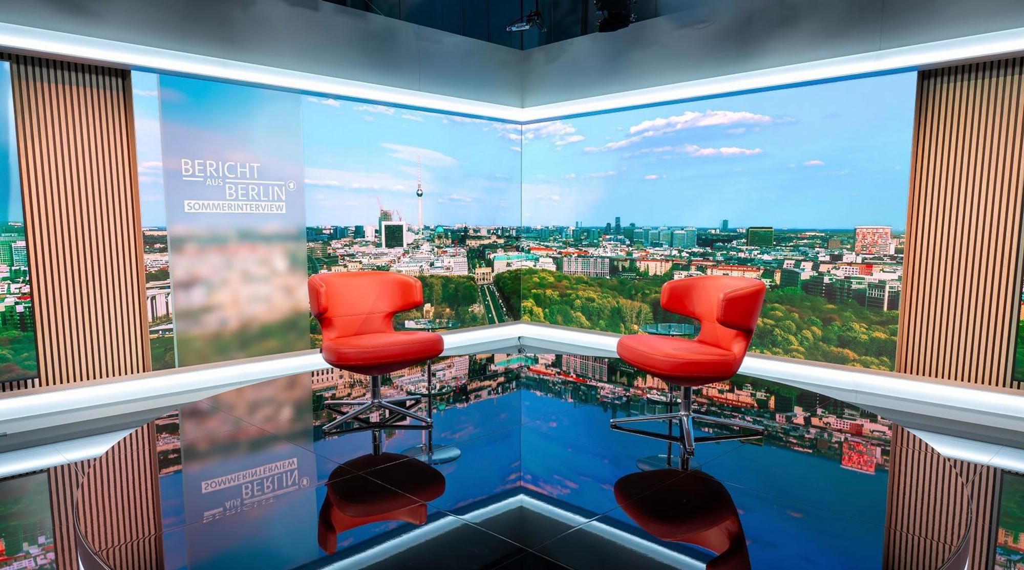 Nach den Störungen im vergangenen Jahr finden die Sommerinterviews diesmal nicht auf der Terrasse an der Spree, sondern im Studio statt. (Bild: WDR/ARD-Hauptstadtstudio/Thomas Ernst)