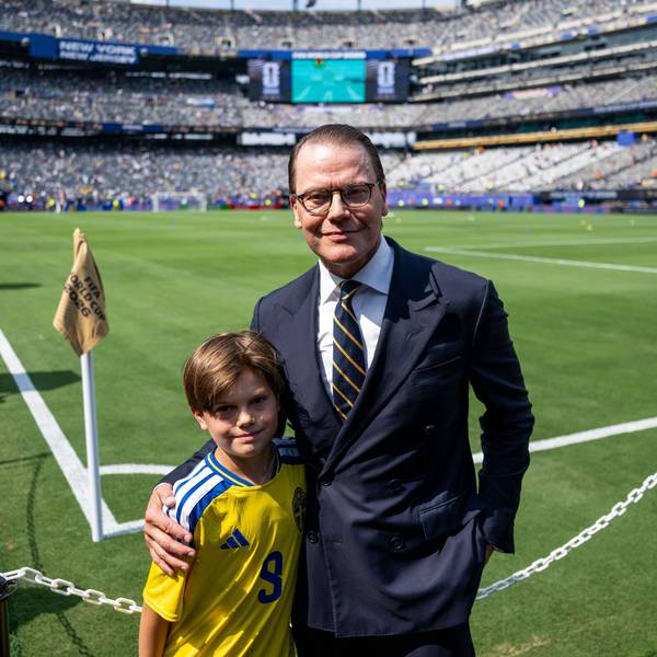 Der schwedische Prinz Daniel, Ehemann von Kronprinzessin Victoria, mit seinem Sohn Prinz Oscar am Spielfeldrand.