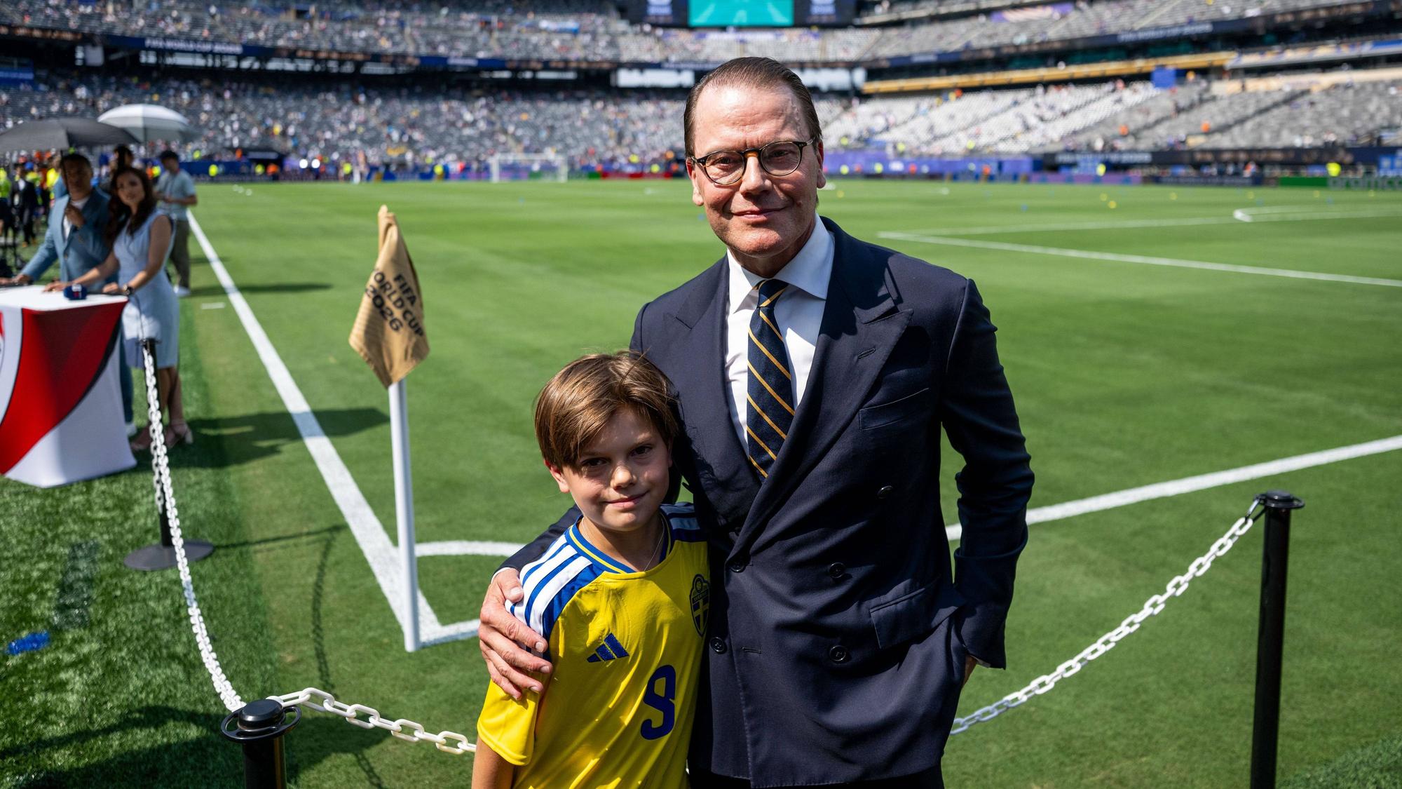 Der schwedische Prinz Daniel, Ehemann von Kronprinzessin Victoria, mit seinem Sohn Prinz Oscar am Spielfeldrand.
