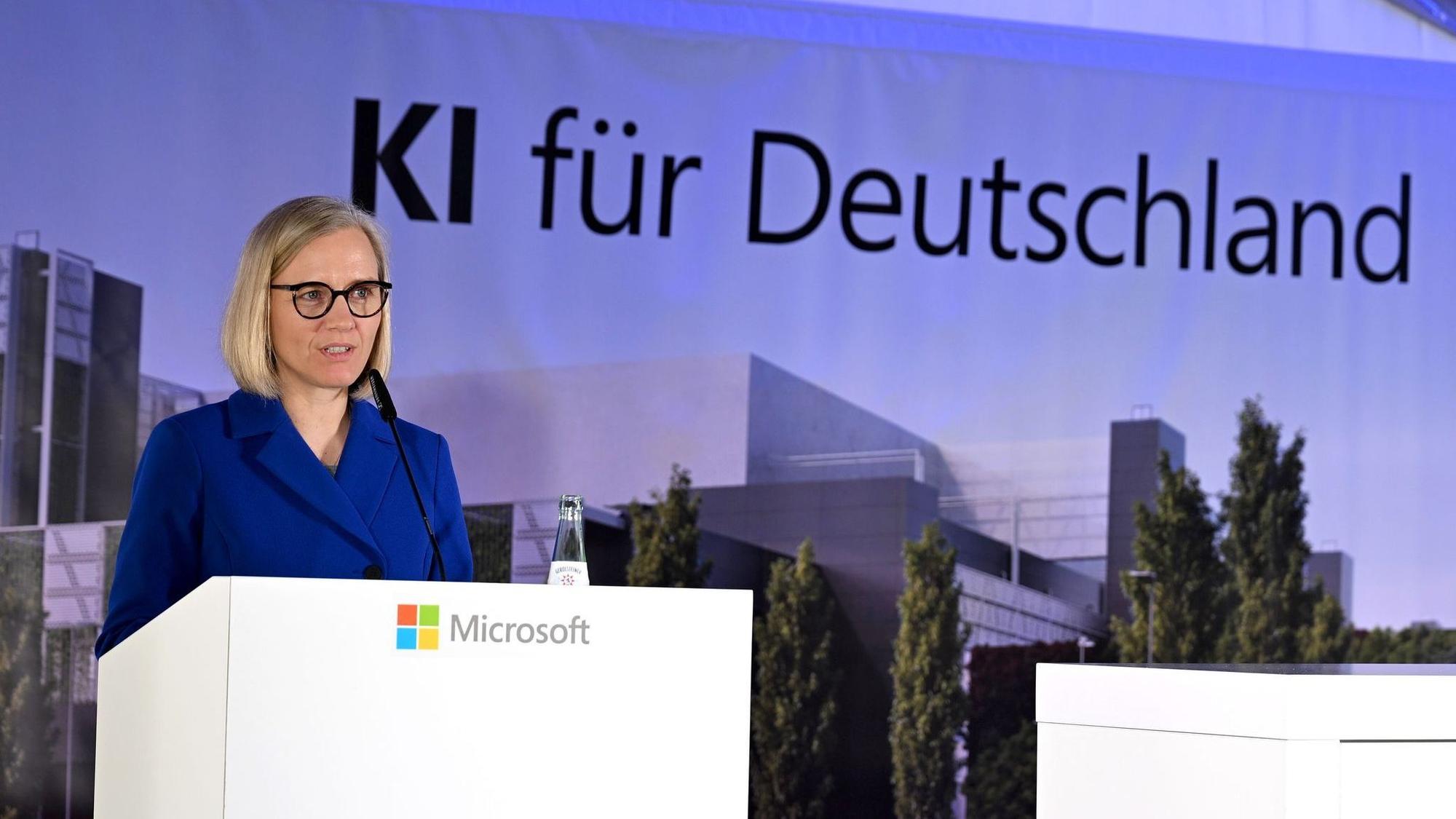 Microsoft-Deutschlandchefin Agnes Heftberger beim Spatenstich für eins der drei bereits bekannten KI-Rechenzentren von Microsoft im Rheinischen Revier im März. (Archivbild)