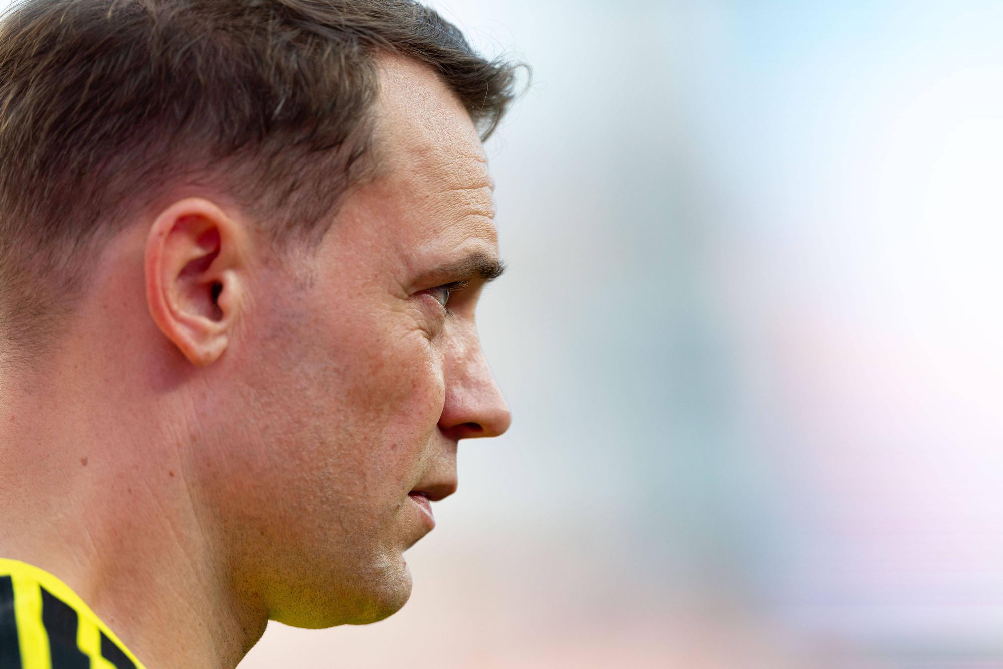 Neuer zeigt sich emotional bei seinem letzten DFB-Spiel mit der Nationalmannschaft.