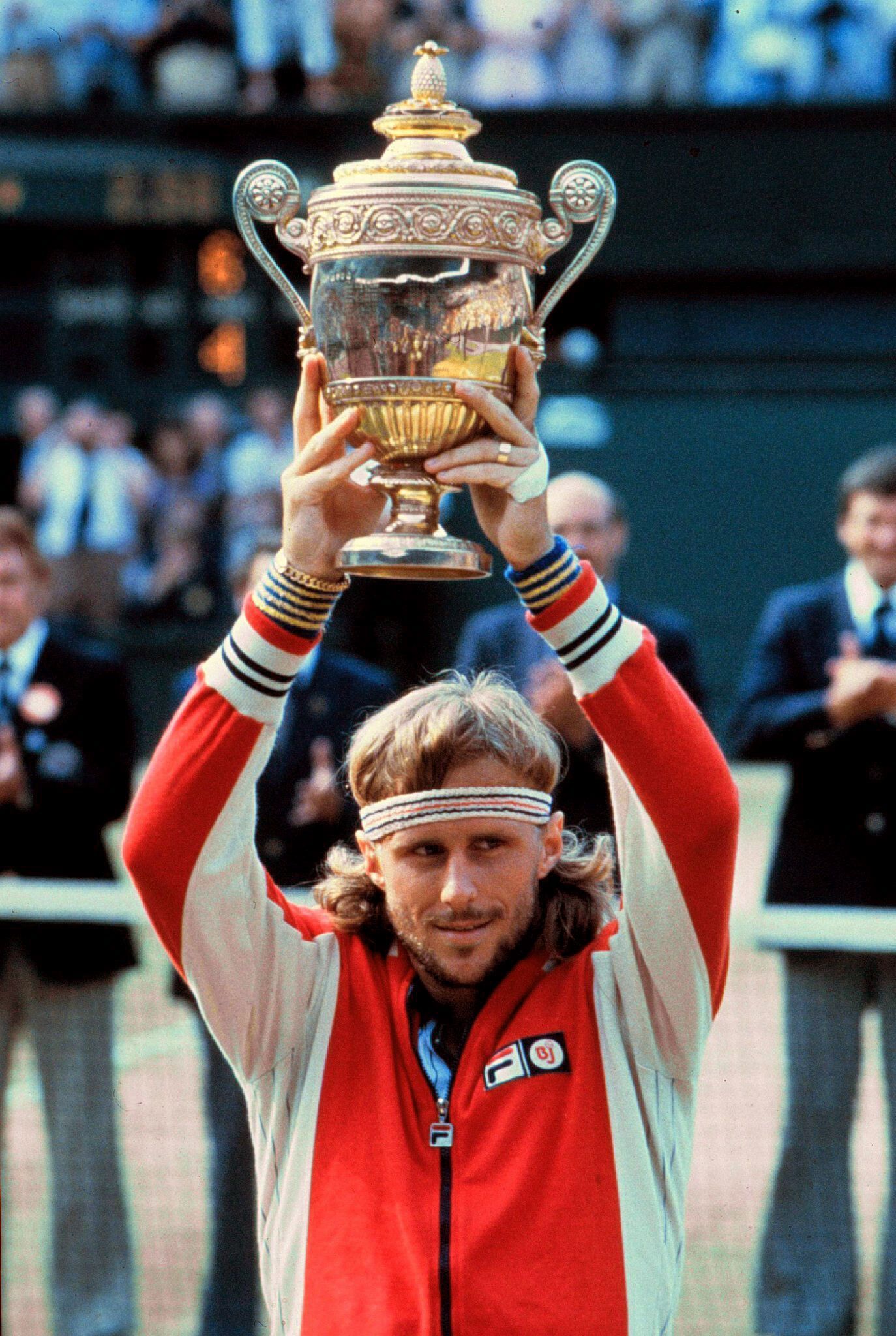 Der schwedische Tennisspieler Björn Borg hält in Wimbledon einen Pokal in die Luft.