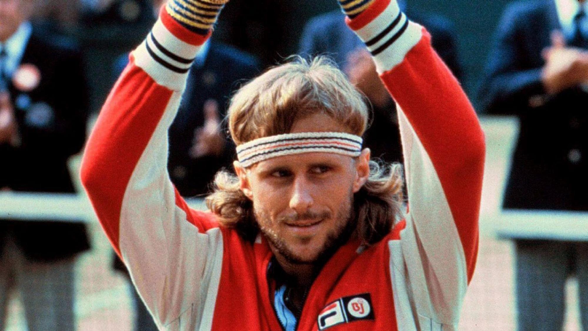 Der schwedische Tennisspieler Björn Borg hält in Wimbledon einen Pokal in die Luft.