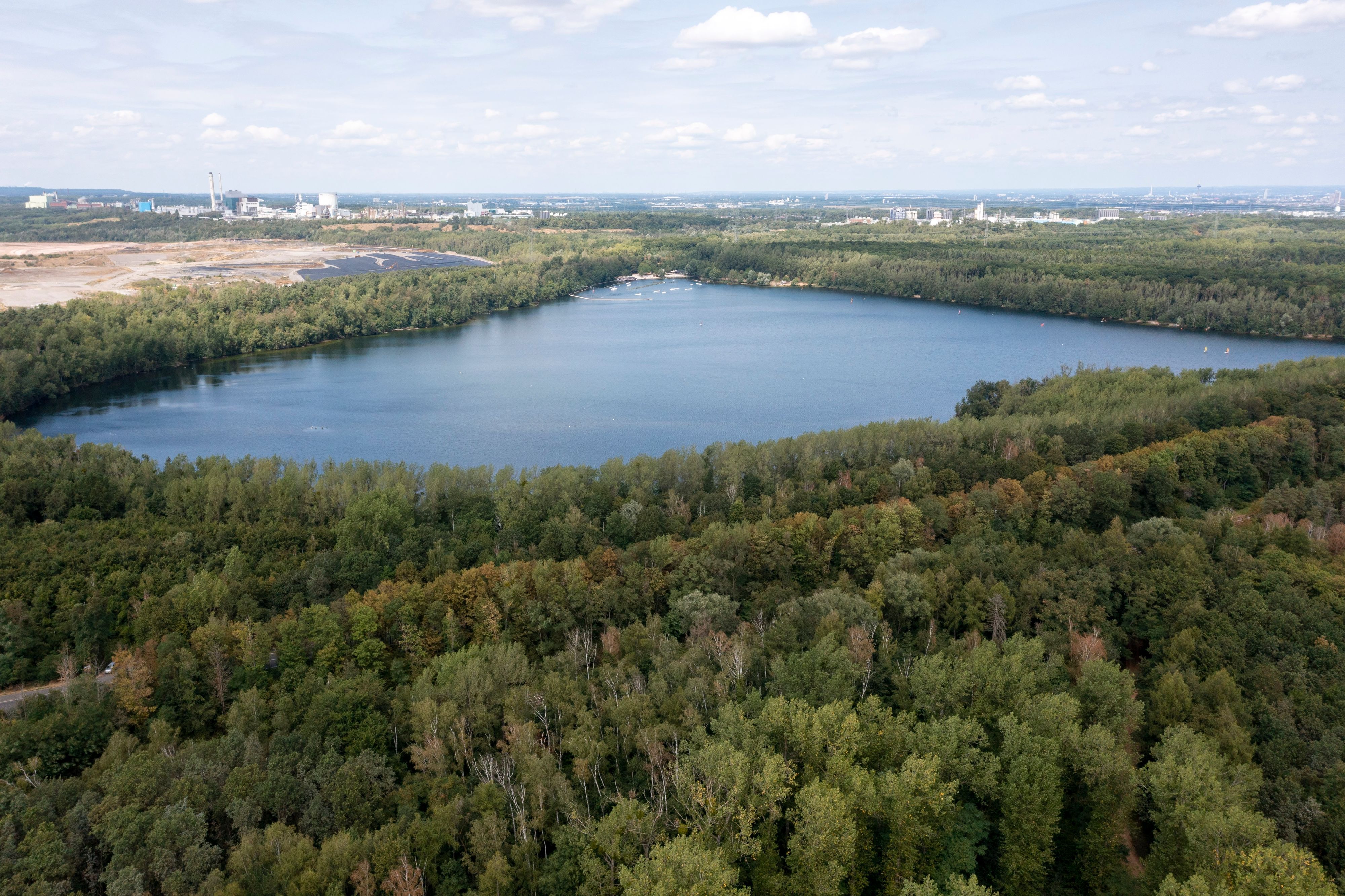 Der Bleibtreusee liegt in der Villeseenplatte. Im Hintergrund ist das Strandbad mit der Wasserskianlage zu erkennen. (Symbolbild)